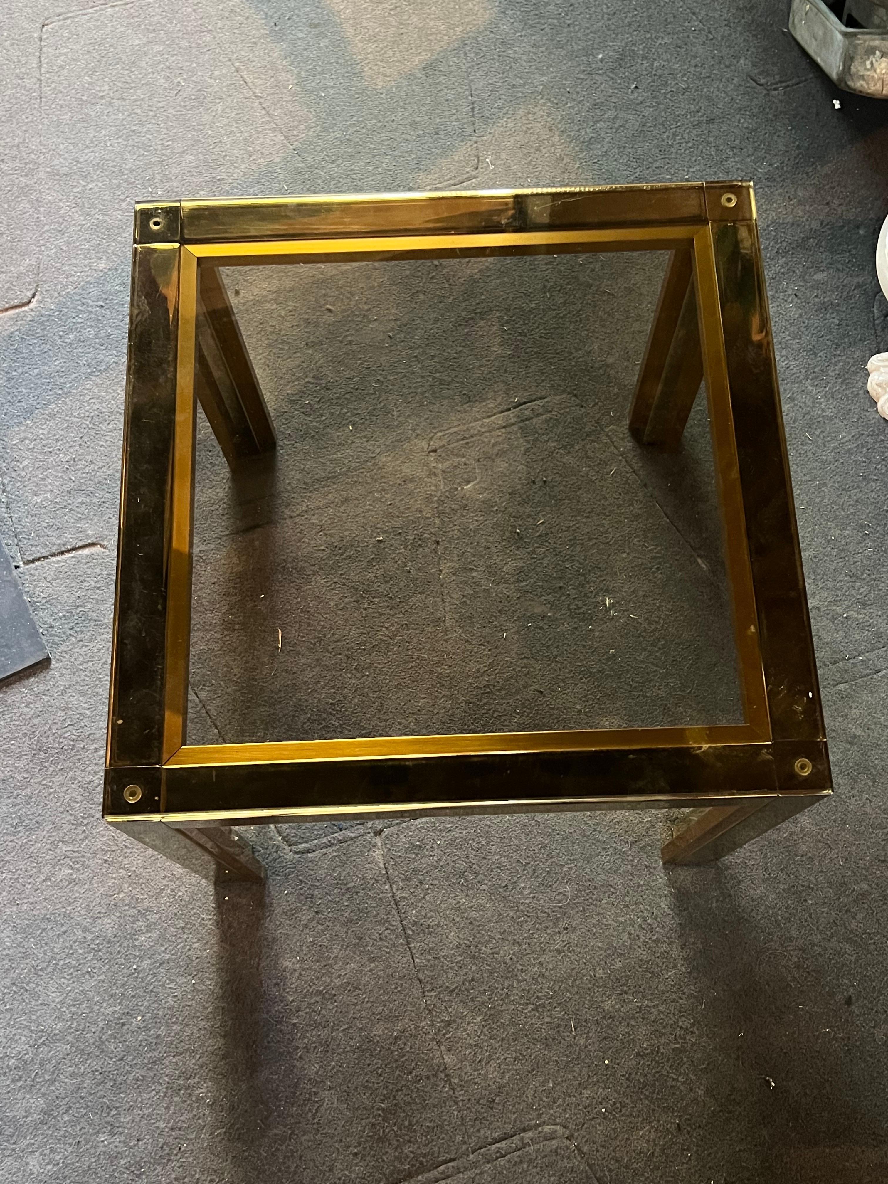 Laiton 20ème siècle Français Vintage Petite table carrée en laiton avec plateau en verre Brown en vente