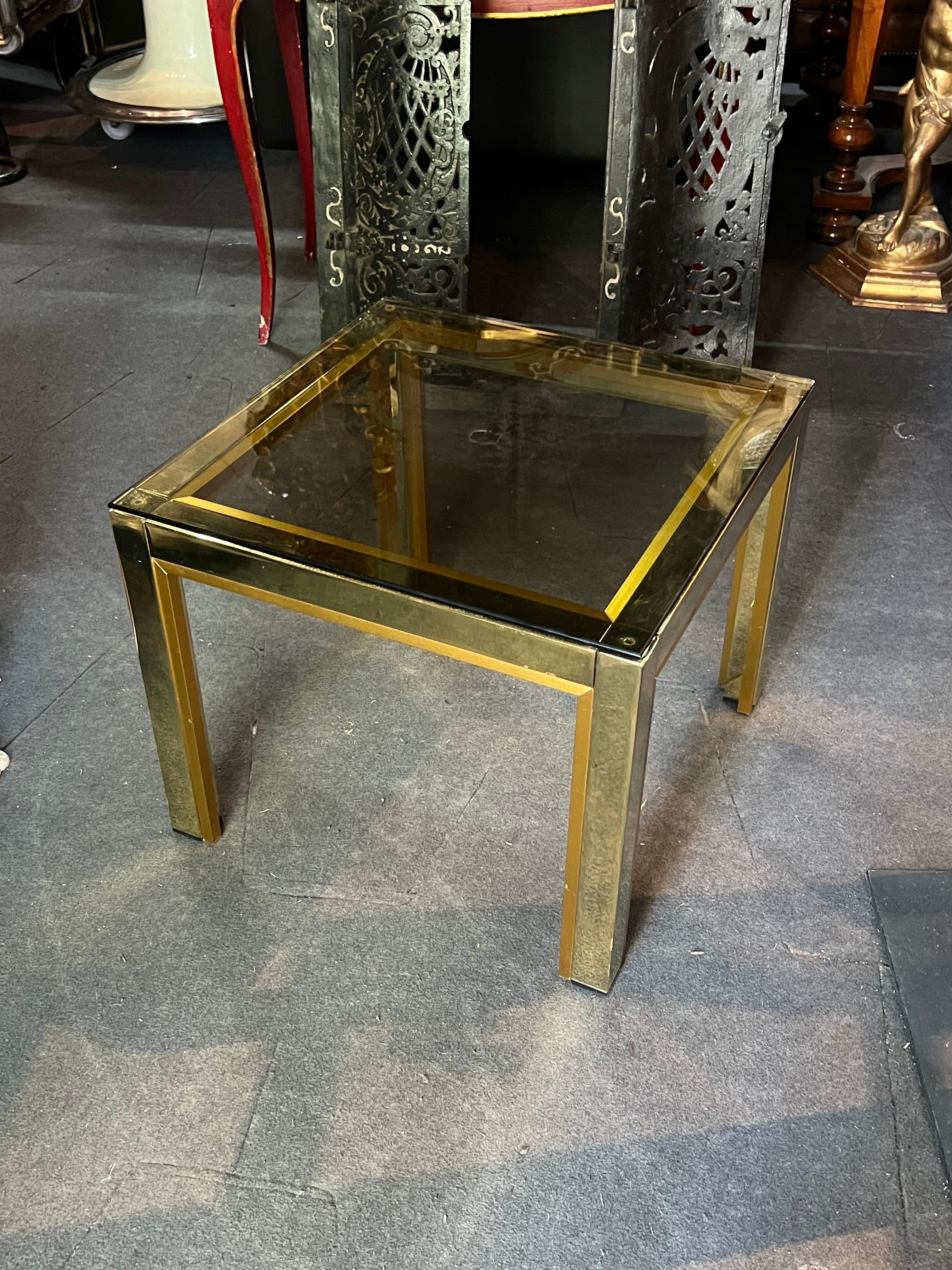20ème siècle Français Vintage Petite table carrée en laiton avec plateau en verre Brown en vente 1