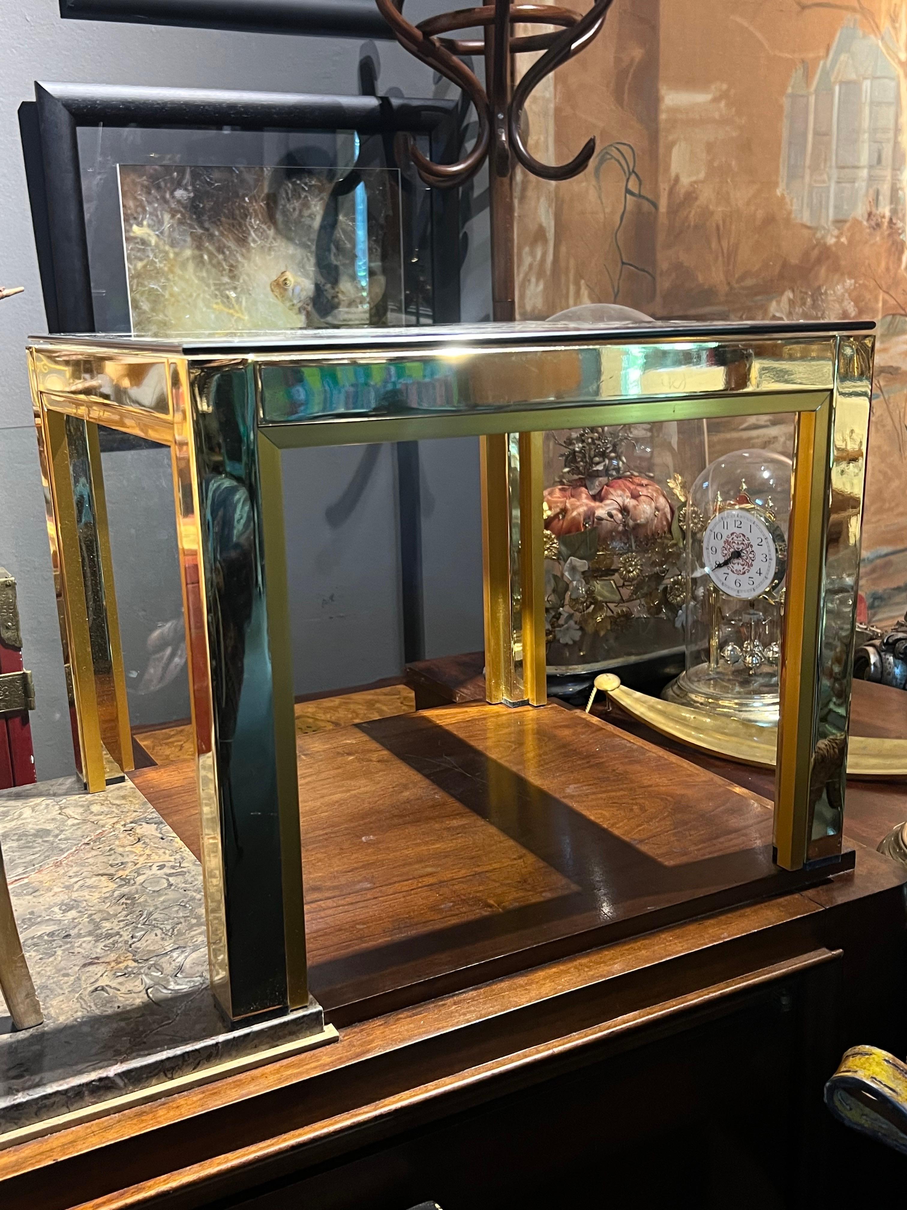 20ème siècle Français Vintage Petite table carrée en laiton avec plateau en verre Brown en vente 2
