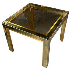 Mesa cuadrada pequeña vintage francesa del siglo XX con marco de latón y tapa de cristal marrón