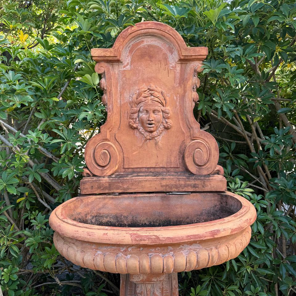 Siglo XX Francés Vintage Terracota Fontaine Imperio siglo XX en venta