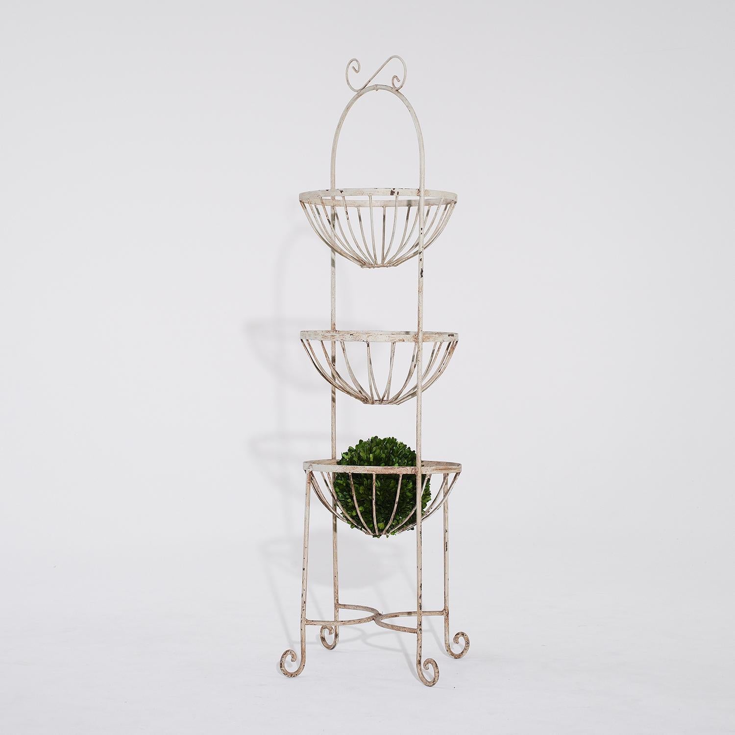A 20th Century, vintage French three-tier white patinated garden planter stand on four scrolled legs and ornate top, in good condition. Minor fading, scratches due to age. Wear consistent with age and use. Circa 1940 - 1950, France.

Baskets: 18