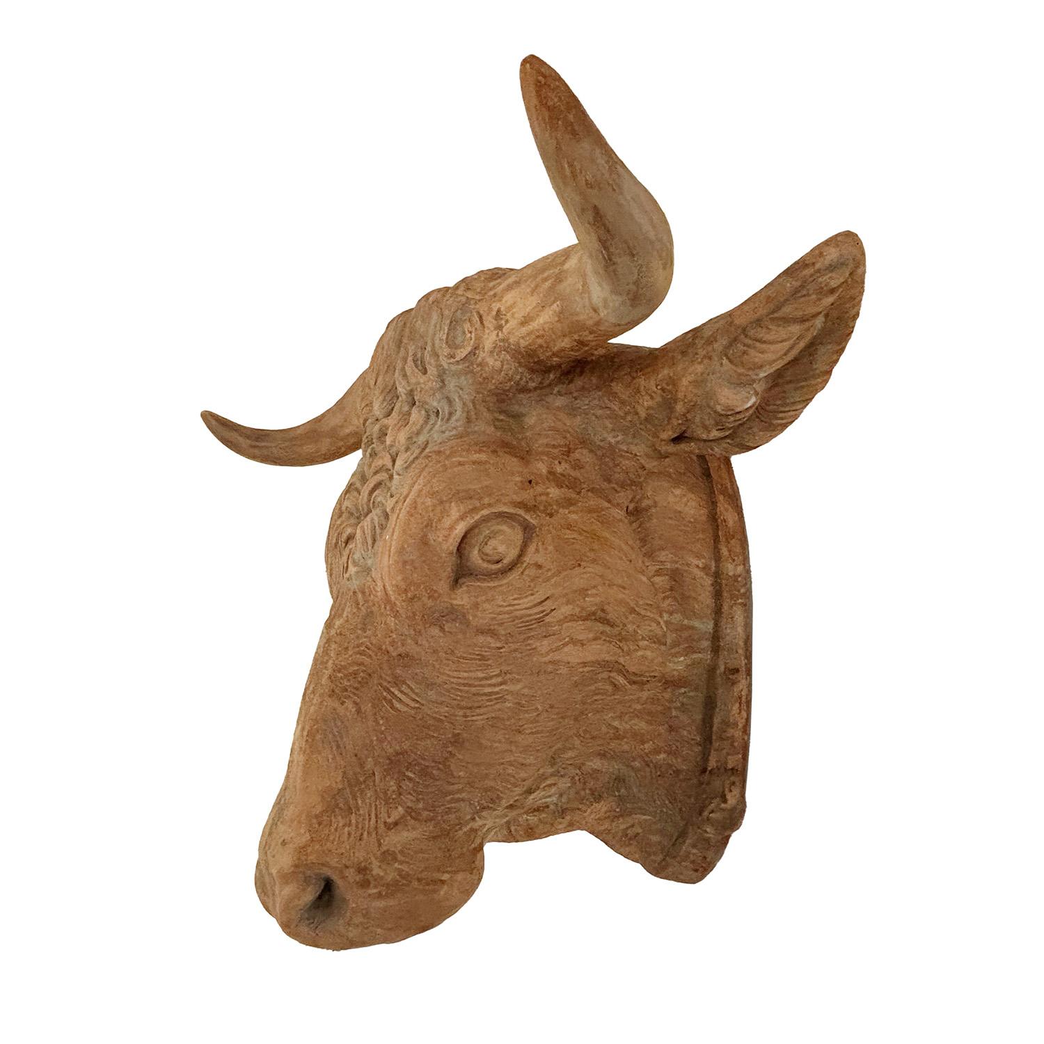 Cabeza de toro de terracota de época francesa del siglo XX Hecho a mano en venta