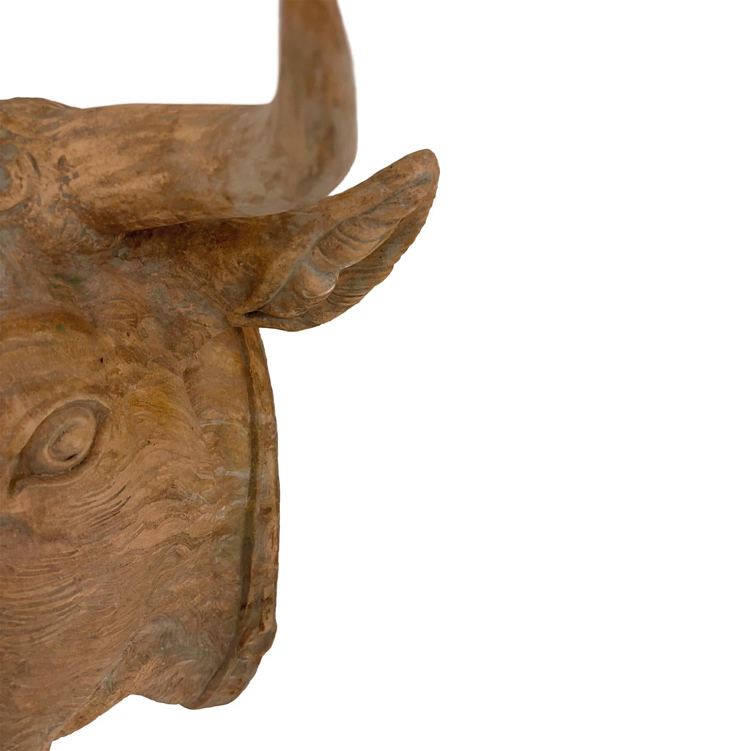 Cabeza de toro de terracota de época francesa del siglo XX en venta 2