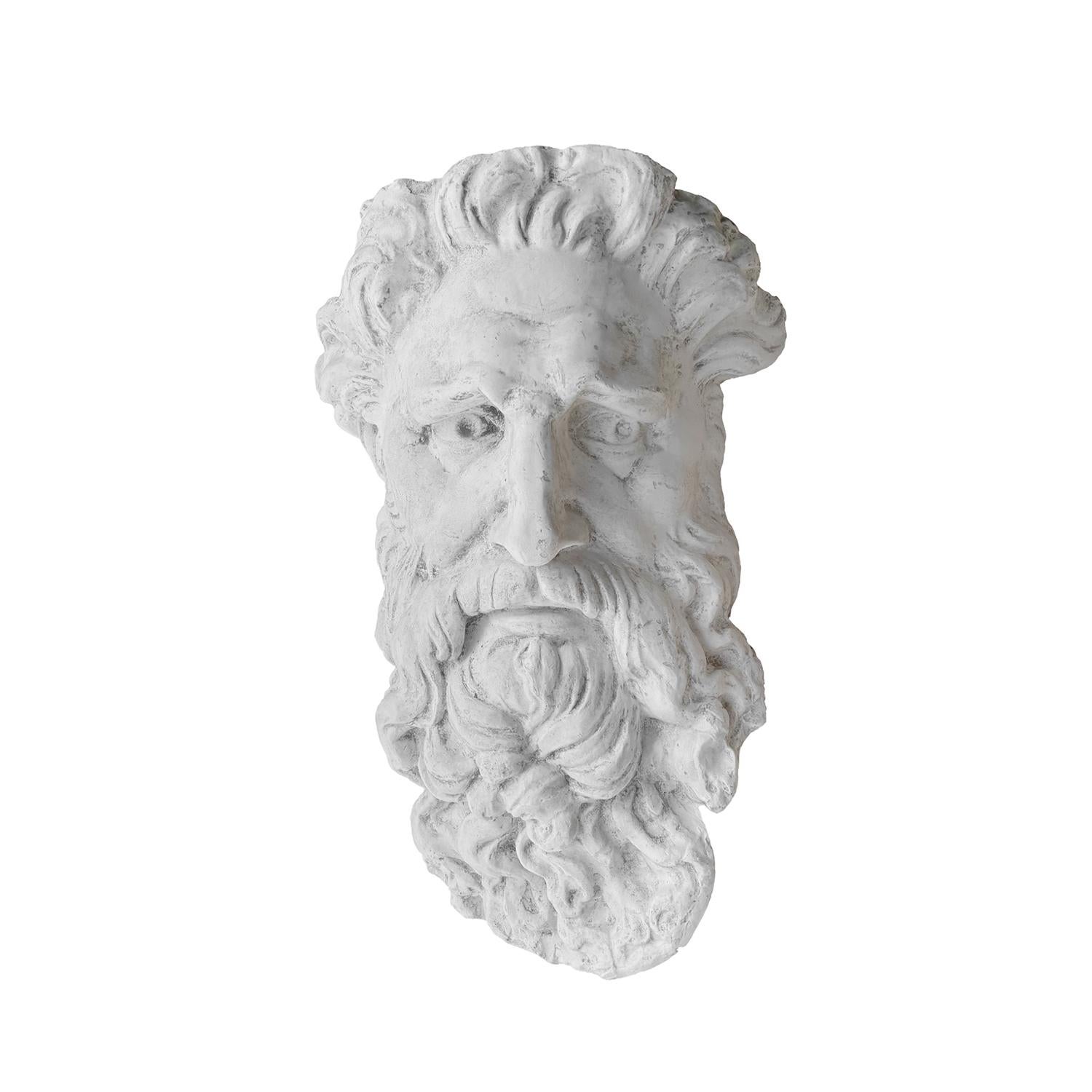 Maschera francese d'epoca da parete del dio greco Apollo con barba lunga, in buone condizioni. Il modello architettonico viene modellato e rifinito a mano in gesso. Non è consigliato per l'uso esterno. Leggero scolorimento dovuto all'età. Usura
