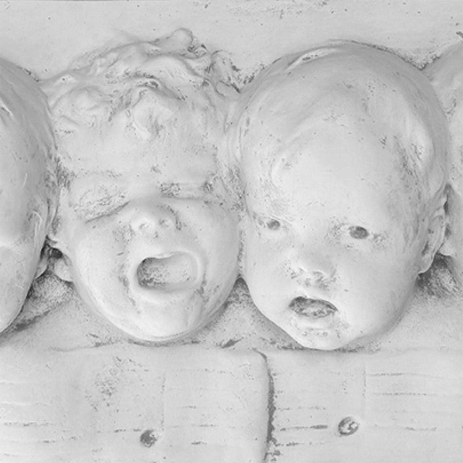 Französisches Wandrelief aus dem 20. Jahrhundert, Fragment eines Kinderchors (Gips) im Angebot