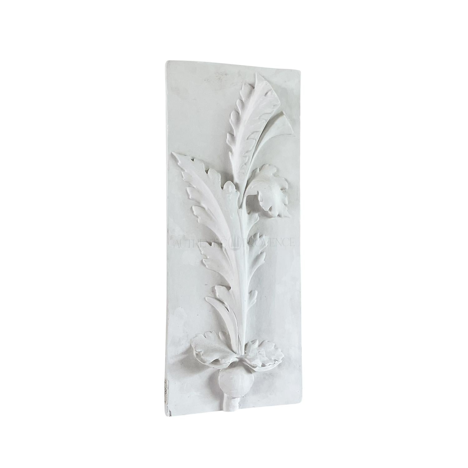 Rilievo architettonico verticale francese d'epoca con stelo di fogliame, in buone condizioni. Il rilievo architettonico è modellato in gesso e rifinito a mano. Non è consigliato per l'uso esterno. Leggero scolorimento dovuto all'età. Usura coerente