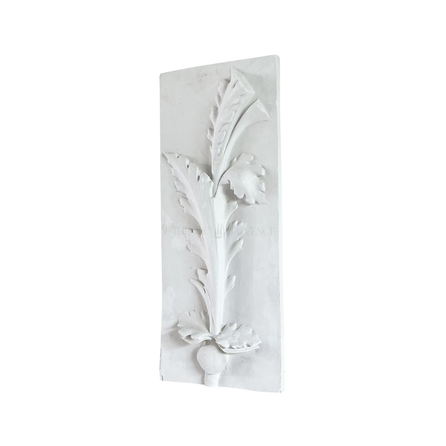 Francese Rilievo in gesso da parete vintage francese del XX secolo raffigurante uno studio botanico in vendita