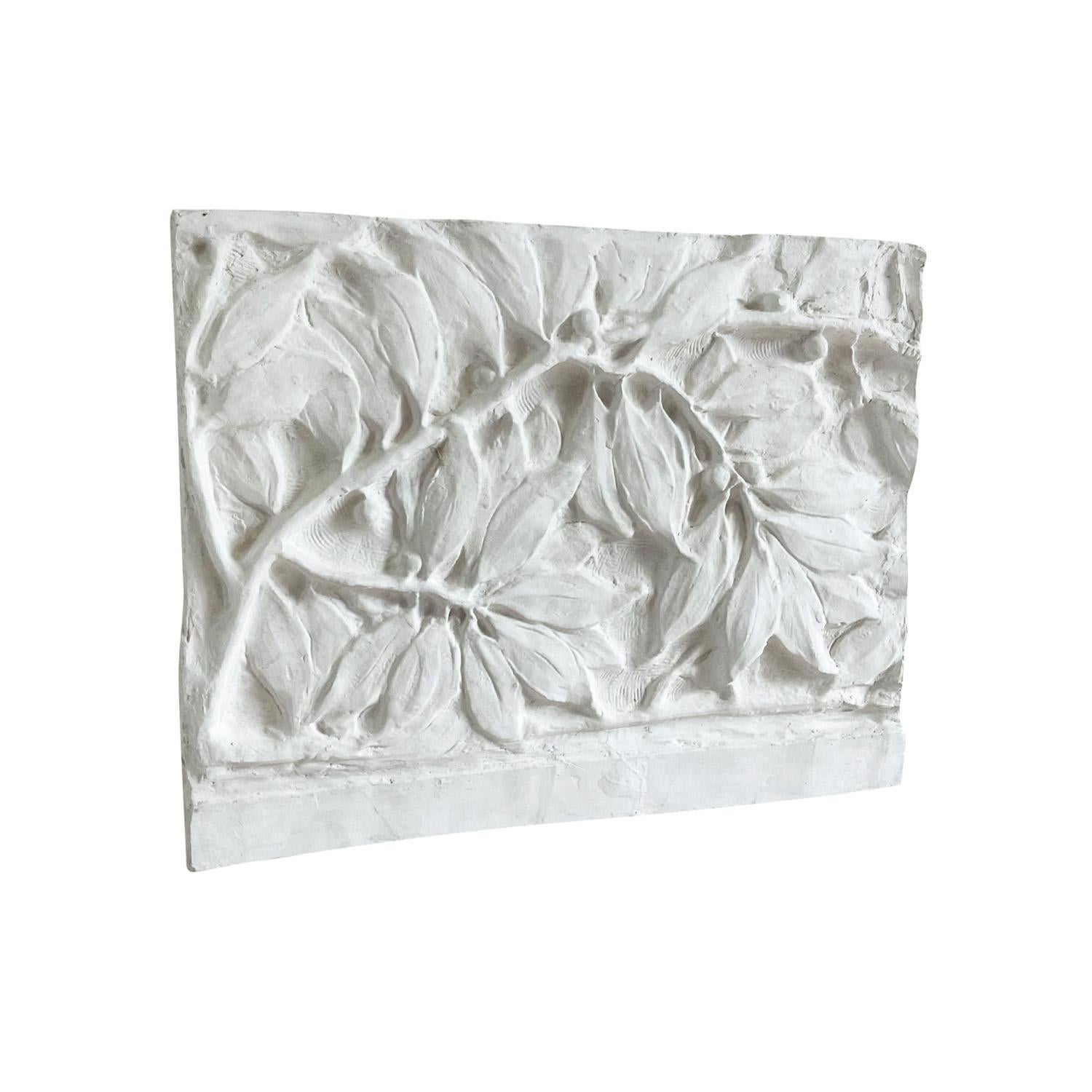 Horizontales architektonisches Wandrelief mit einem Lorbeerzweig, in gutem Zustand. Das architektonische Relief ist aus französischem Gips geformt und von Hand nachgearbeitet. Leichte altersbedingte Verblassung. Alters- und gebrauchsbedingte