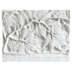 Relieve de escayola de época francesa del siglo XX de una rama de laurel