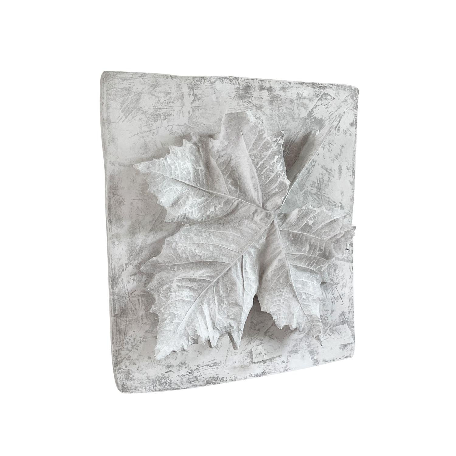 Un rilievo o pannello architettonico francese d'epoca con una foglia di quercia, in buone condizioni. Con una patina ben invecchiata, il modello architettonico è stato modellato in gesso francese e rifinito a mano. Non è consigliato per l'uso