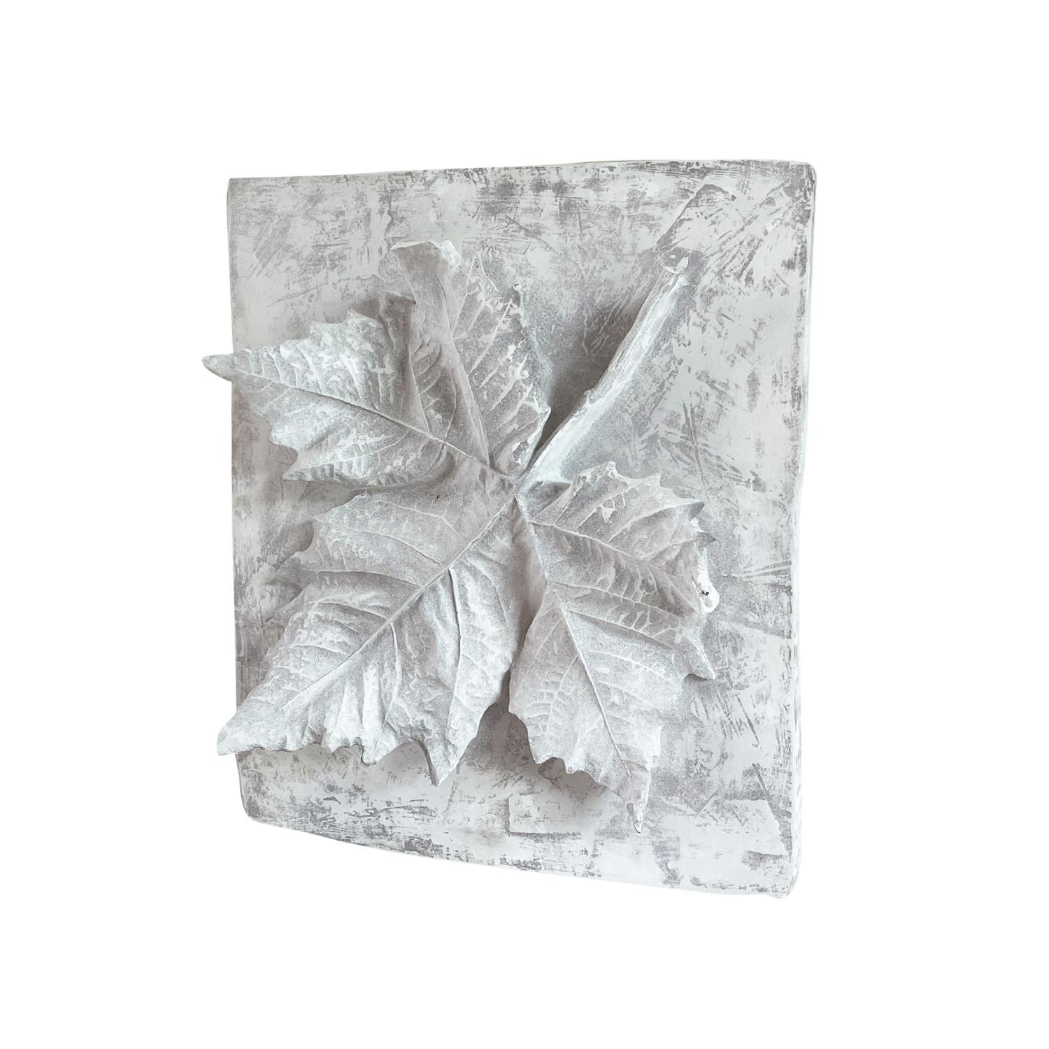 Francese Rilievo in gesso da parete vintage francese del XX secolo raffigurante uno studio di foglie di Oak in vendita