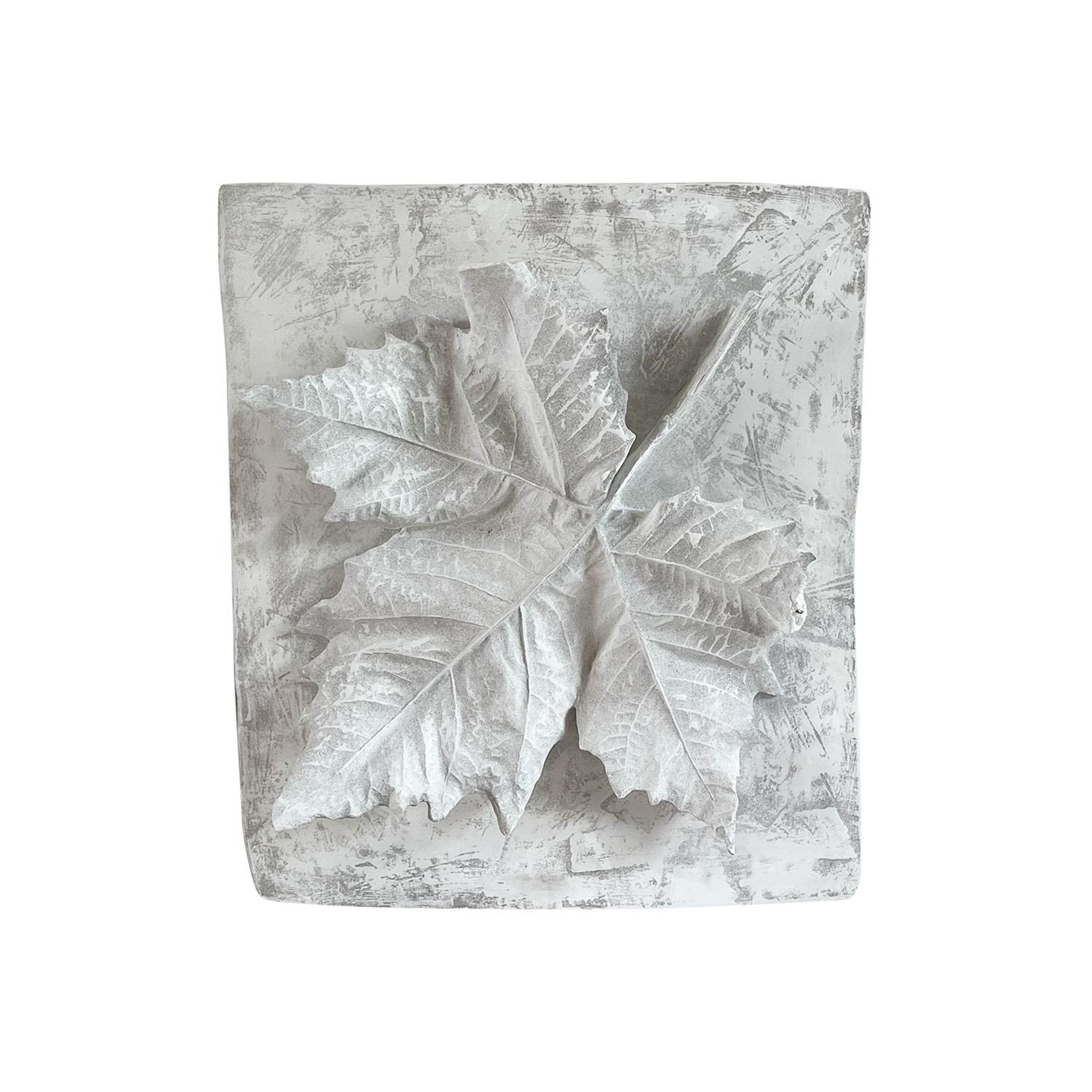 Fatto a mano Rilievo in gesso da parete vintage francese del XX secolo raffigurante uno studio di foglie di Oak in vendita