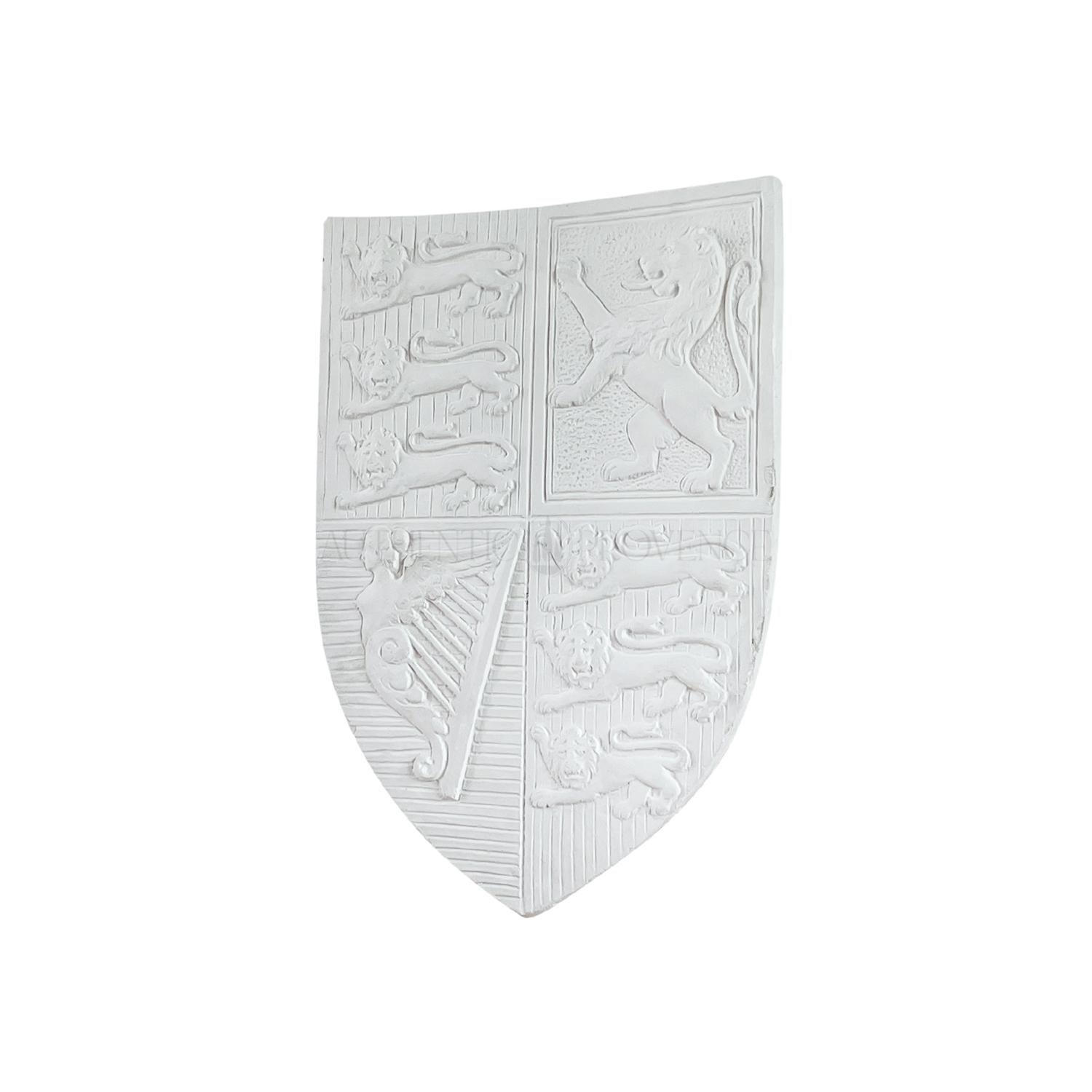 Ein kleines französisches Wappen oder Schild mit einem Trio von Löwen oben links und unten rechts, die England repräsentieren, in gutem Zustand. Die Harfe steht als Symbol für Irland und der einzelne Löwe steht für Schottland. Das architektonische