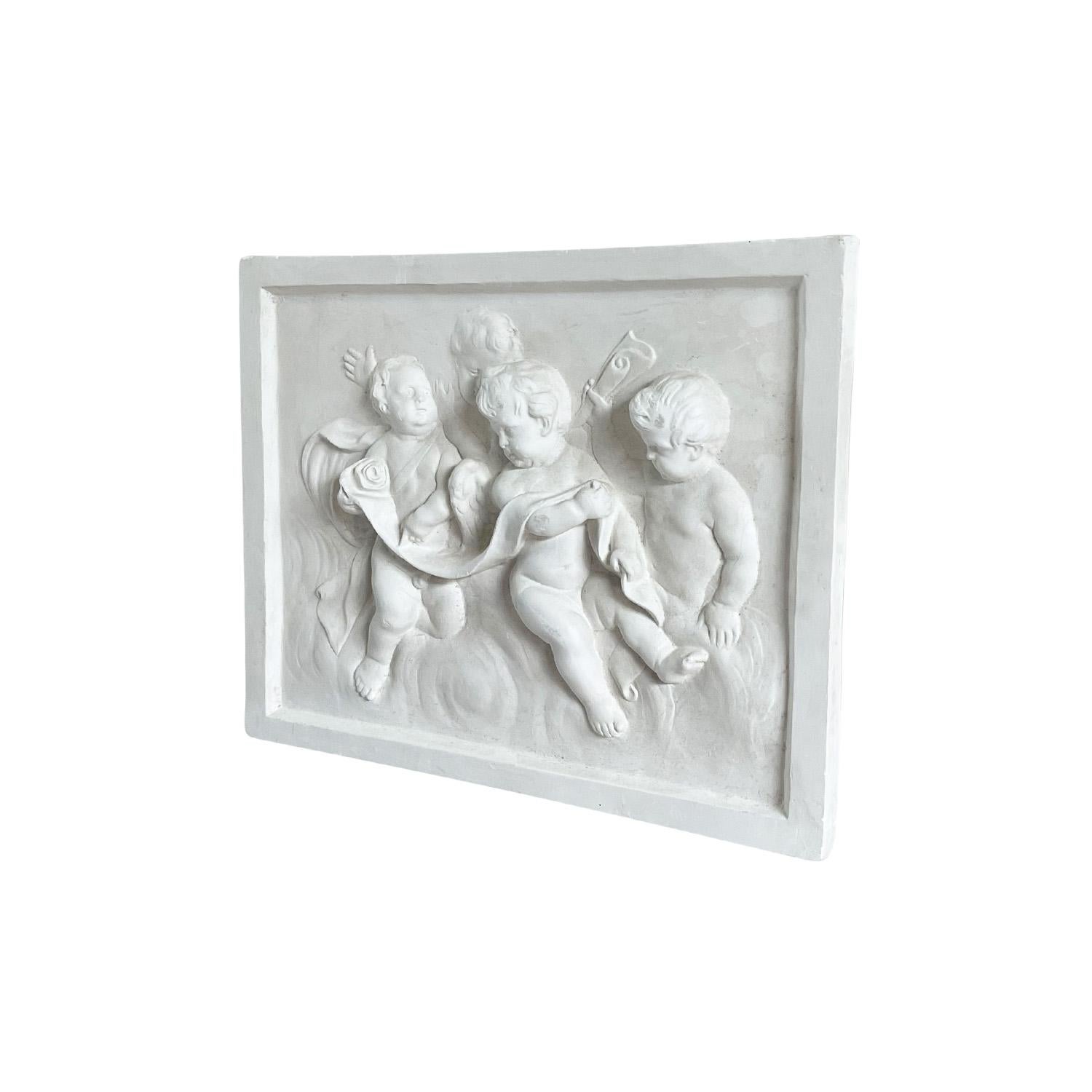 Francese Rilievo in gesso da parete vintage francese del XX secolo con quattro cherubini in vendita