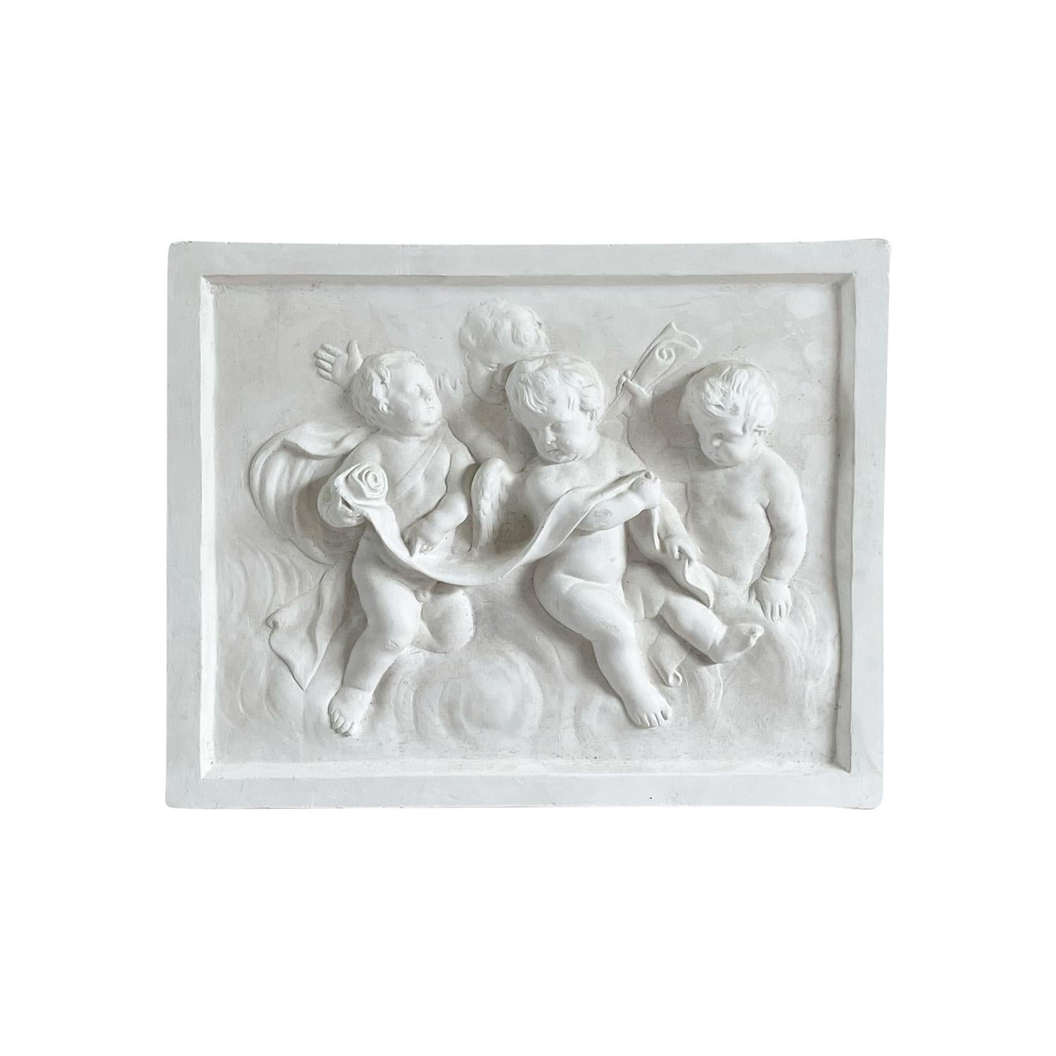 Fatto a mano Rilievo in gesso da parete vintage francese del XX secolo con quattro cherubini in vendita