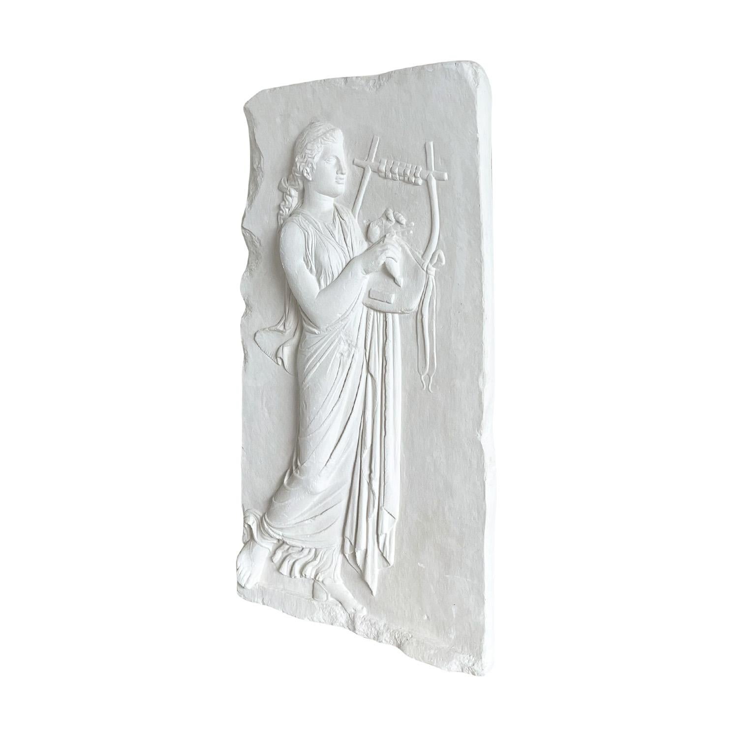 Relieve de escayola de época francesa del siglo XX de la diosa griega Erato Francés en venta