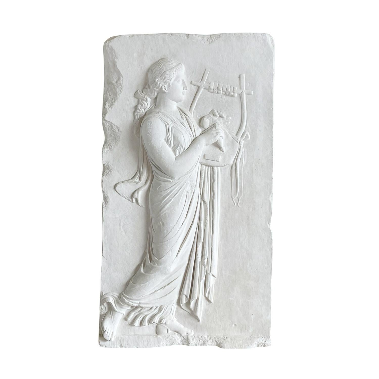 Relieve de escayola de época francesa del siglo XX de la diosa griega Erato Hecho a mano en venta