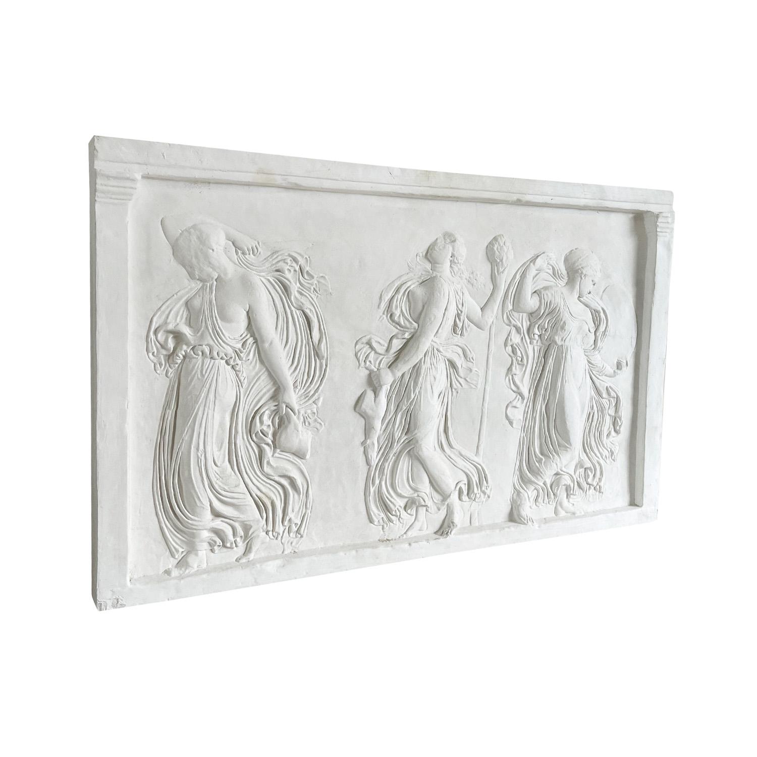 Ein französisches Wandrelief aus Gips mit der Darstellung der berühmten drei Charites oder Grazien aus der griechischen Mythologie, in gutem Zustand. Aglaïa (Helligkeit), Euphrosyne (Freude) und Thalia (Blüte), Töchter des Zeus und entweder