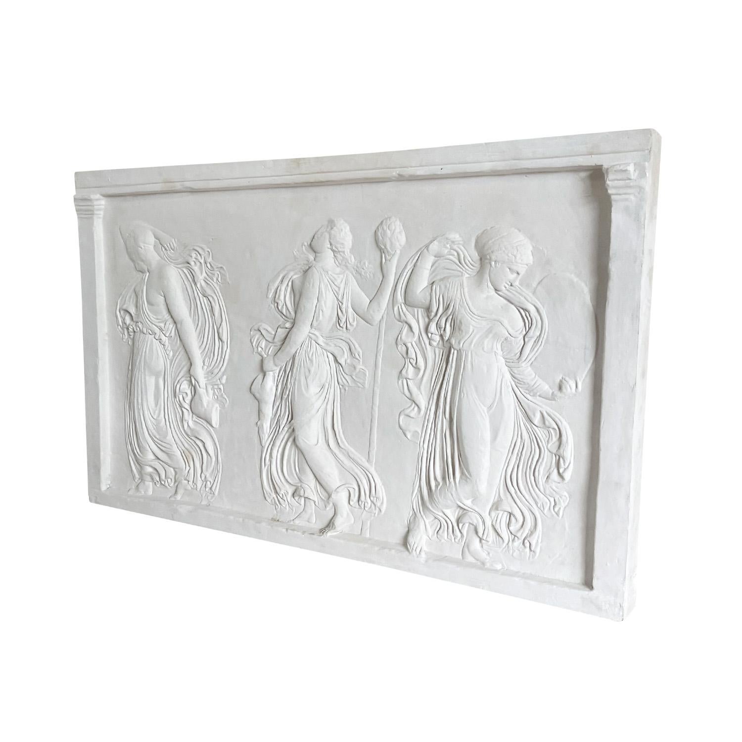 20. Jahrhundert Französisch Vintage Wand Gips Relief der drei Charites oder Grazien (Handgefertigt) im Angebot