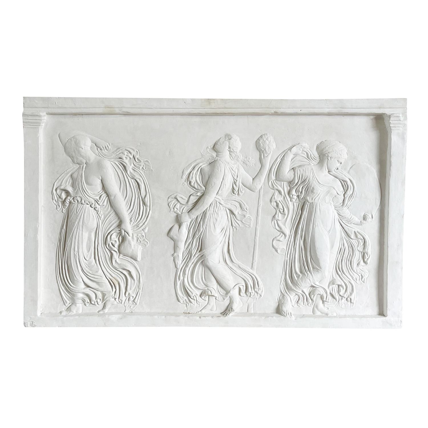 20. Jahrhundert Französisch Vintage Wand Gips Relief der drei Charites oder Grazien im Zustand „Gut“ im Angebot in West Palm Beach, FL