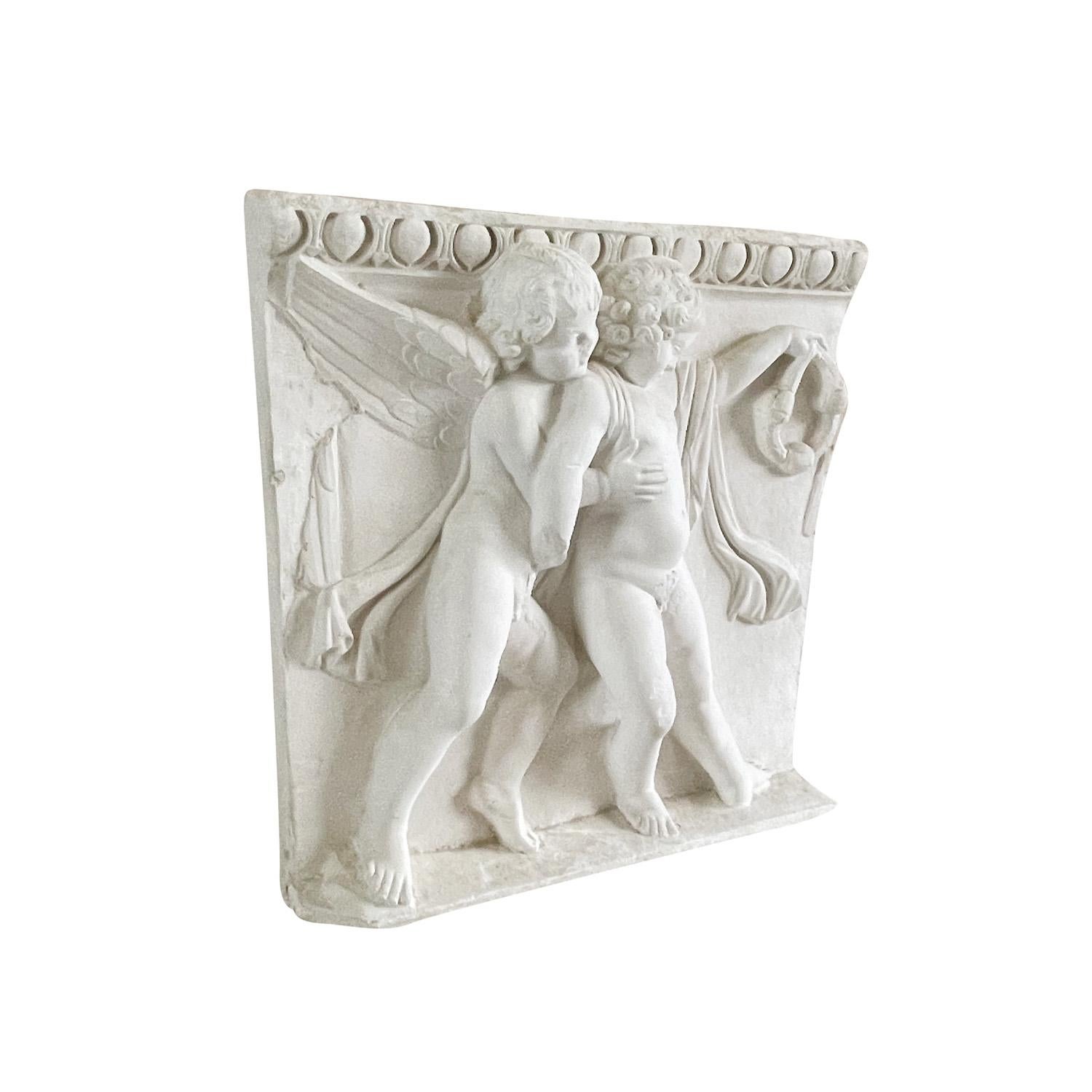 Un rilievo o pannello da parete d'epoca in gesso francese con due cherubini in buone condizioni. Il rilievo è modellato in gesso francese e rifinito a mano. Non è consigliato per l'uso esterno. Leggero scolorimento dovuto all'età. Usura coerente con