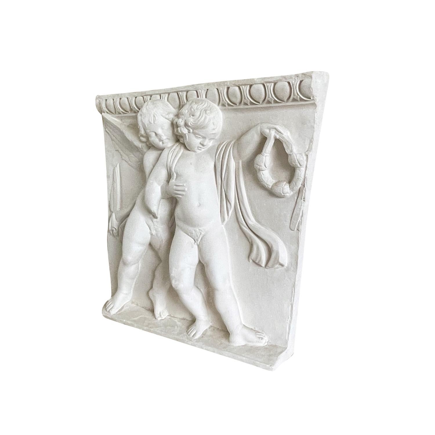 Francese Rilievo in gesso da parete vintage francese del XX secolo con due cherubini in vendita