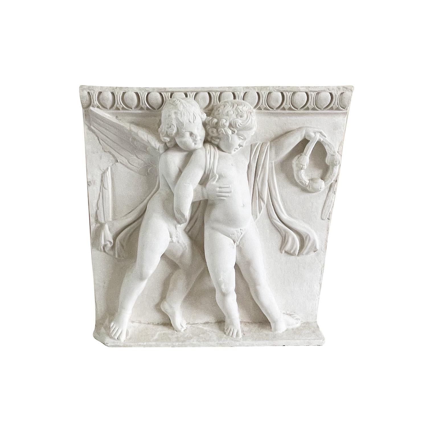 Fatto a mano Rilievo in gesso da parete vintage francese del XX secolo con due cherubini in vendita