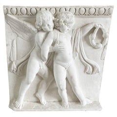 Relieve de escayola de época francesa del siglo XX con dos querubines