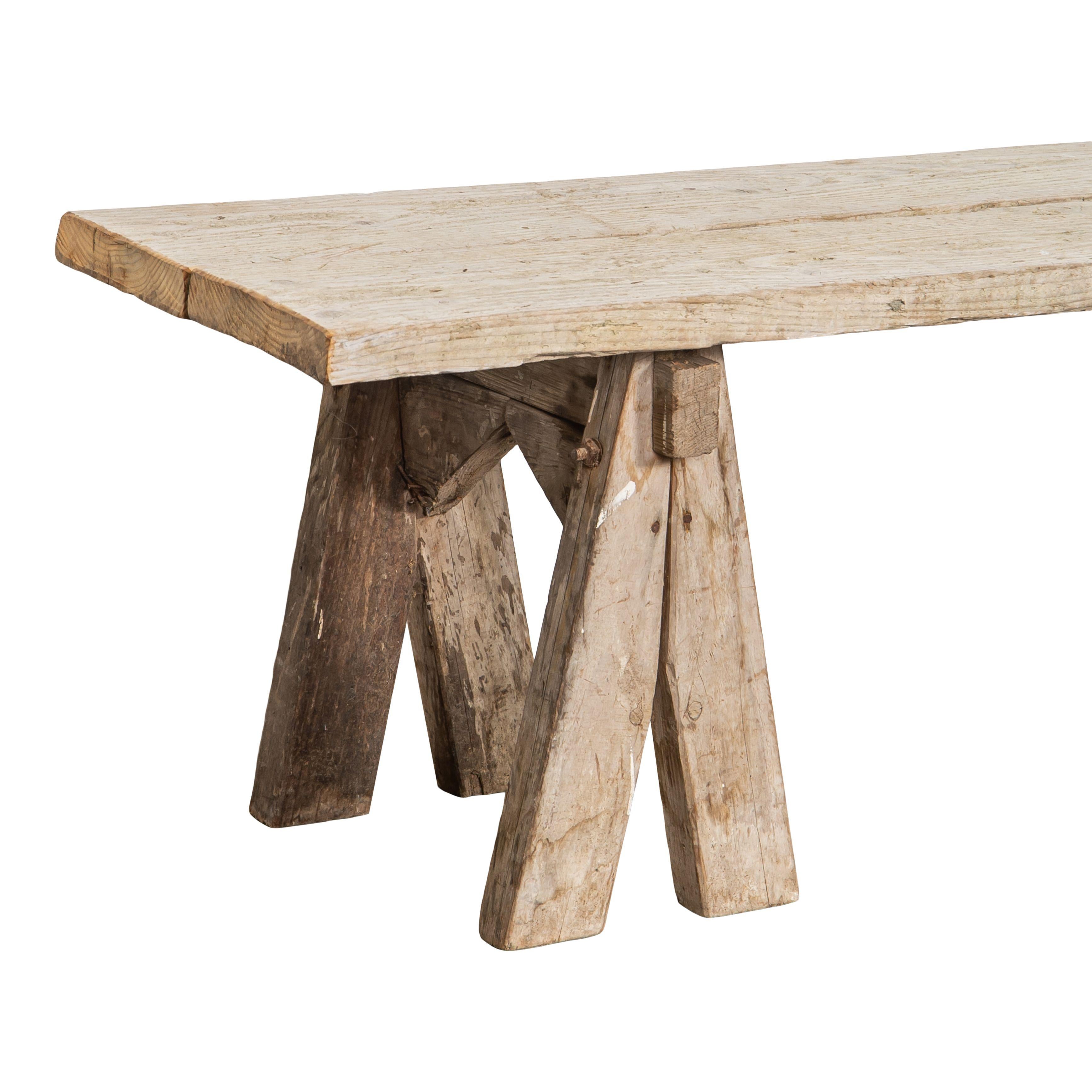 Table basse en bois vintage de France. La table en bois simple parfaite avec tout le charme vintage étonnant des années d'utilisation et d'amour. Parfait pour tout espace de vie. 