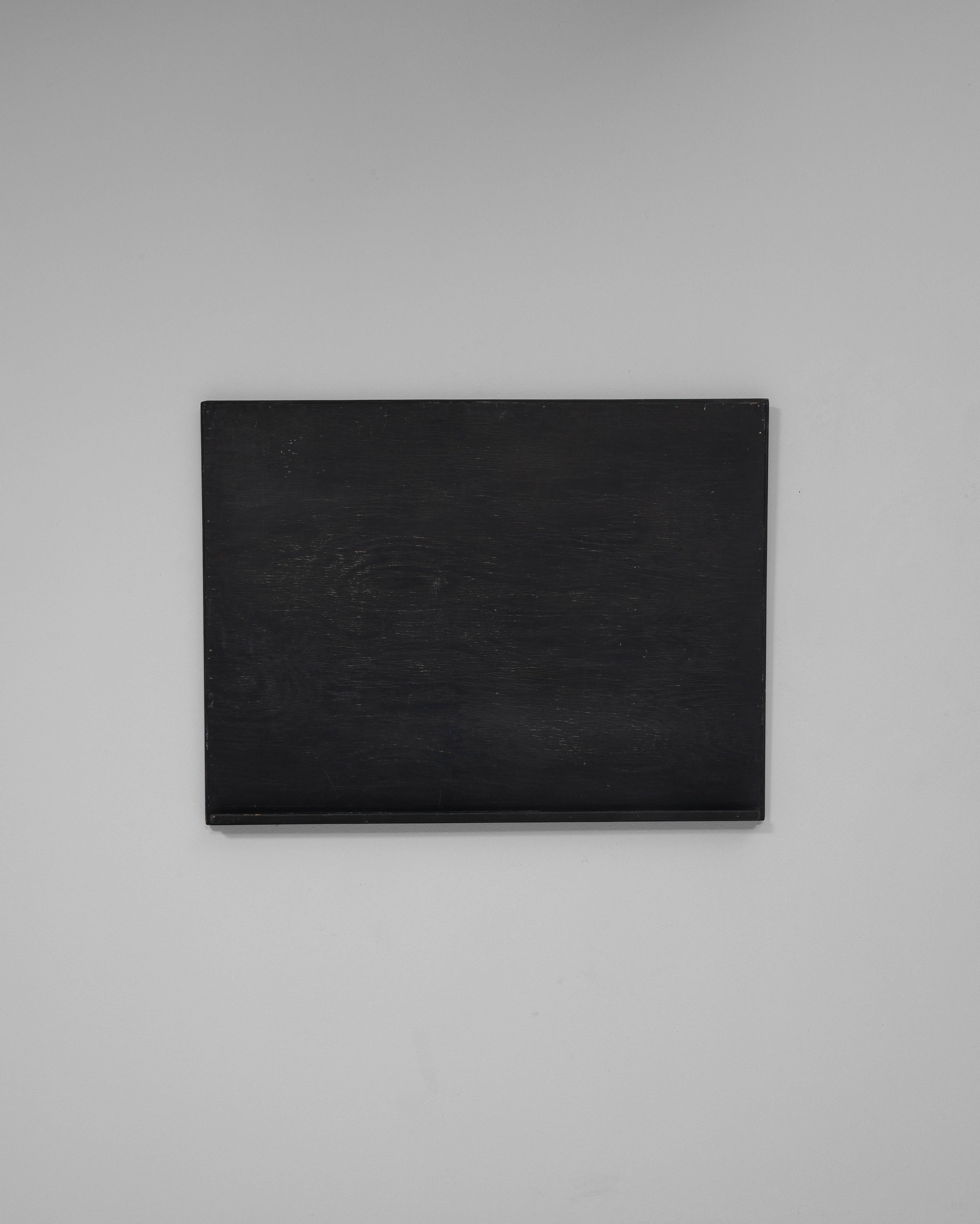 Ce tableau noir mural français du 20e siècle en bois incarne à la fois l'utilité et le charme vintage, ce qui en fait un élément décoratif polyvalent. Fabriquée avec un simple cadre rectangulaire et finie dans une surface noire profonde, la pièce