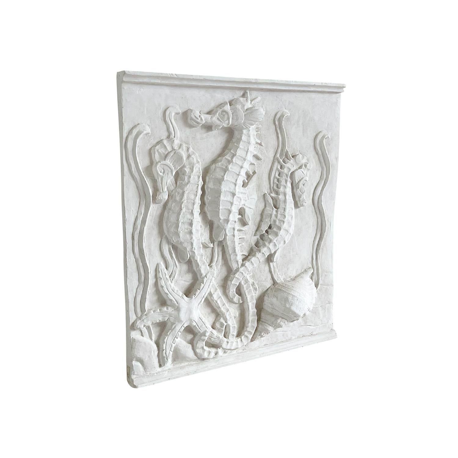 Eine französische Relief- oder Wandtafel aus Gips aus dem späten 20. Jahrhundert, die eine ozeanische Szene mit einer Komposition aus Seepferdchen, Muscheln, Seesternen und Seetang zeigt, in gutem Zustand. Das architektonische Modell ist in