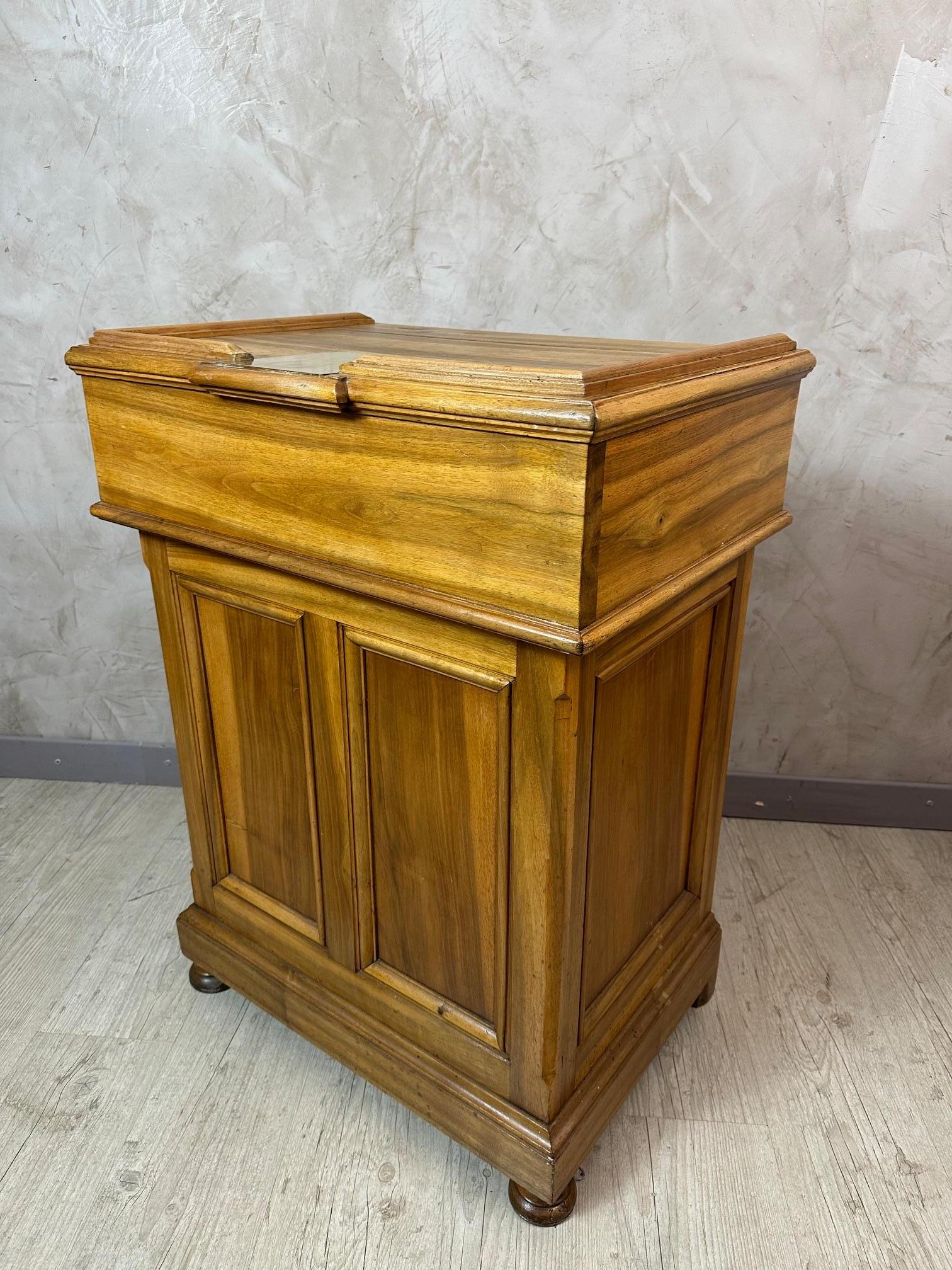 Elegante bancone da negozio risalente alla fine del XIX e all'inizio del XX secolo, realizzato in noce massiccio.
Il suo design semplice e funzionale, tipico dei mobili commerciali, mette in risalto le raffinate modanature e le calde venature del