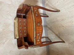 Französischer Bonheur Du Jour-Schreibtisch aus Nussbaum und Bronze des 20. Jahrhunderts