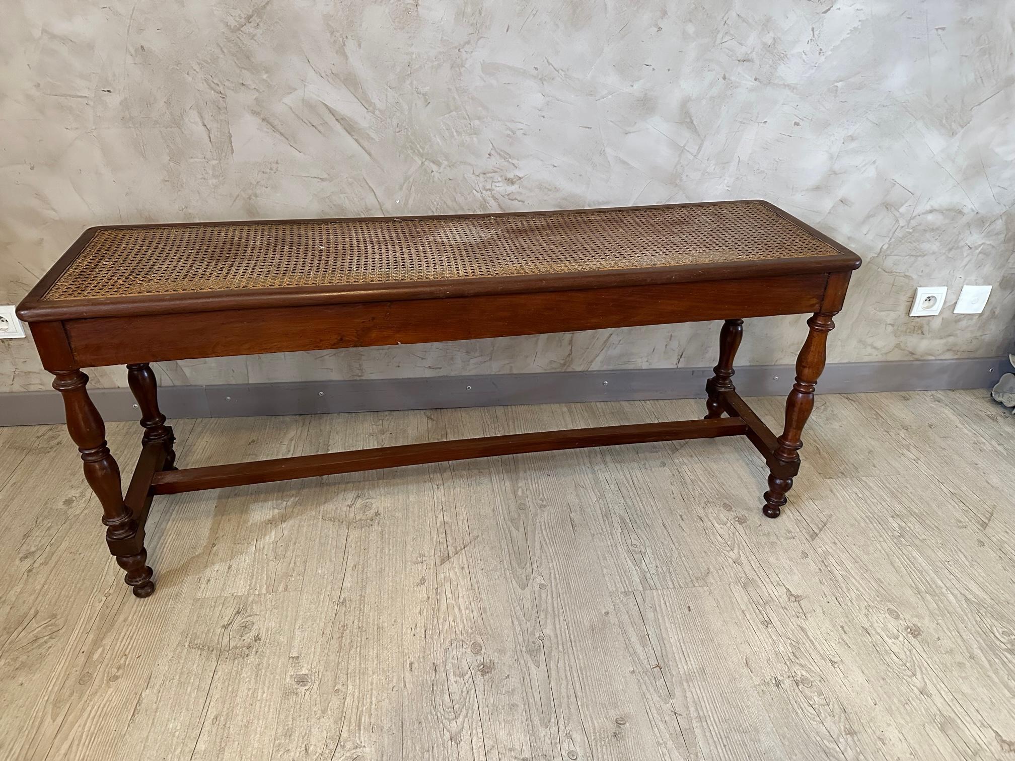 Beautiful piano bench in walnut and caning from the 20s in good condition. 
Ideal in an entrance or at the end of the bed. Nice quality