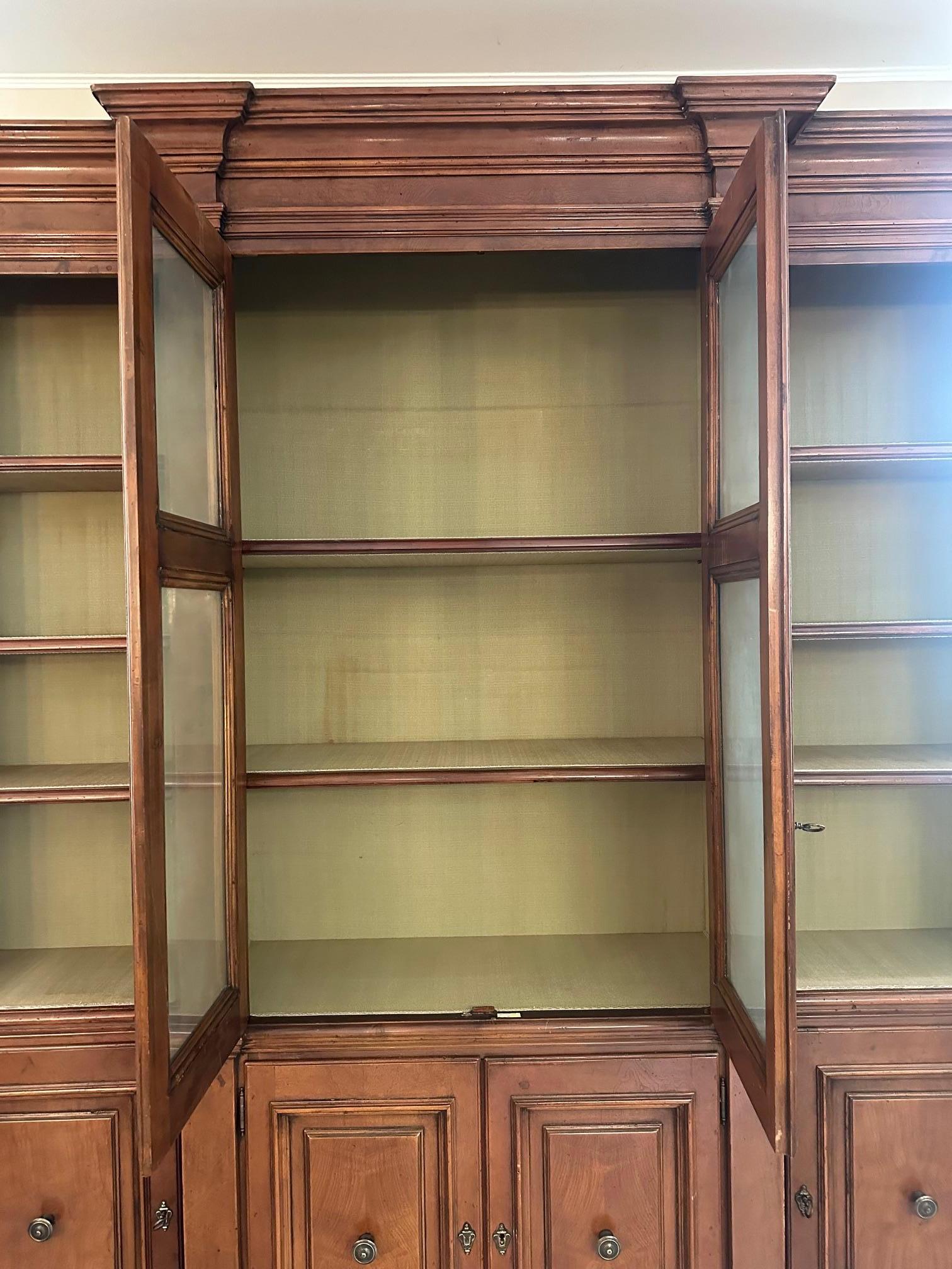 Biblioteca francese in noce e vetro del XX secolo, anni '80 in vendita 4