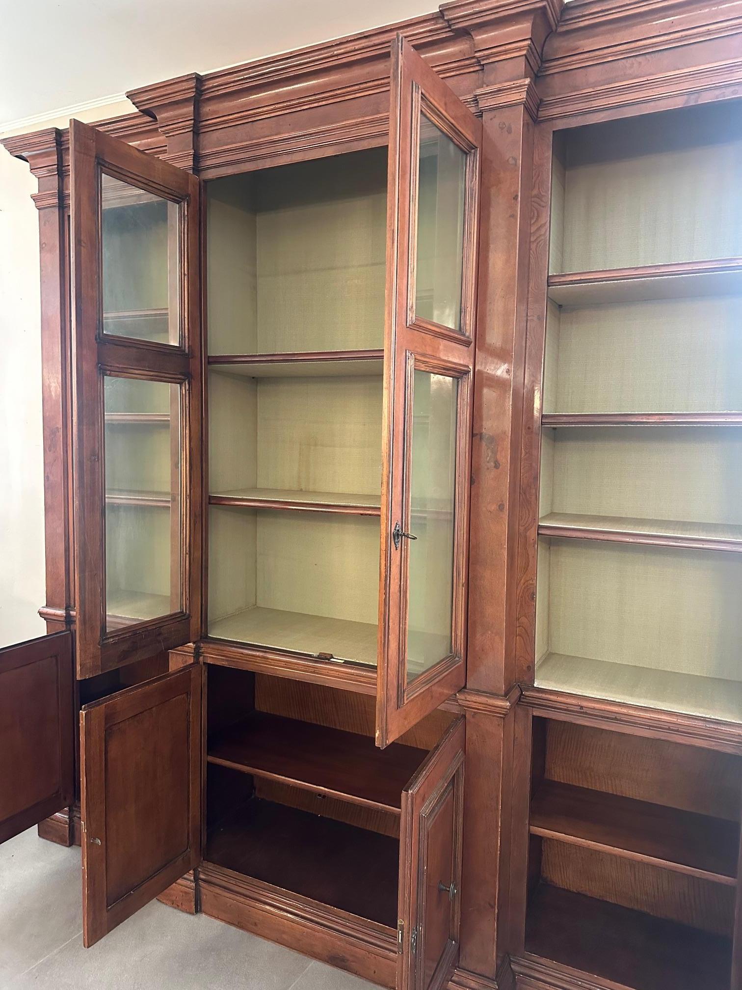 Biblioteca francese in noce e vetro del XX secolo, anni '80 in vendita 5