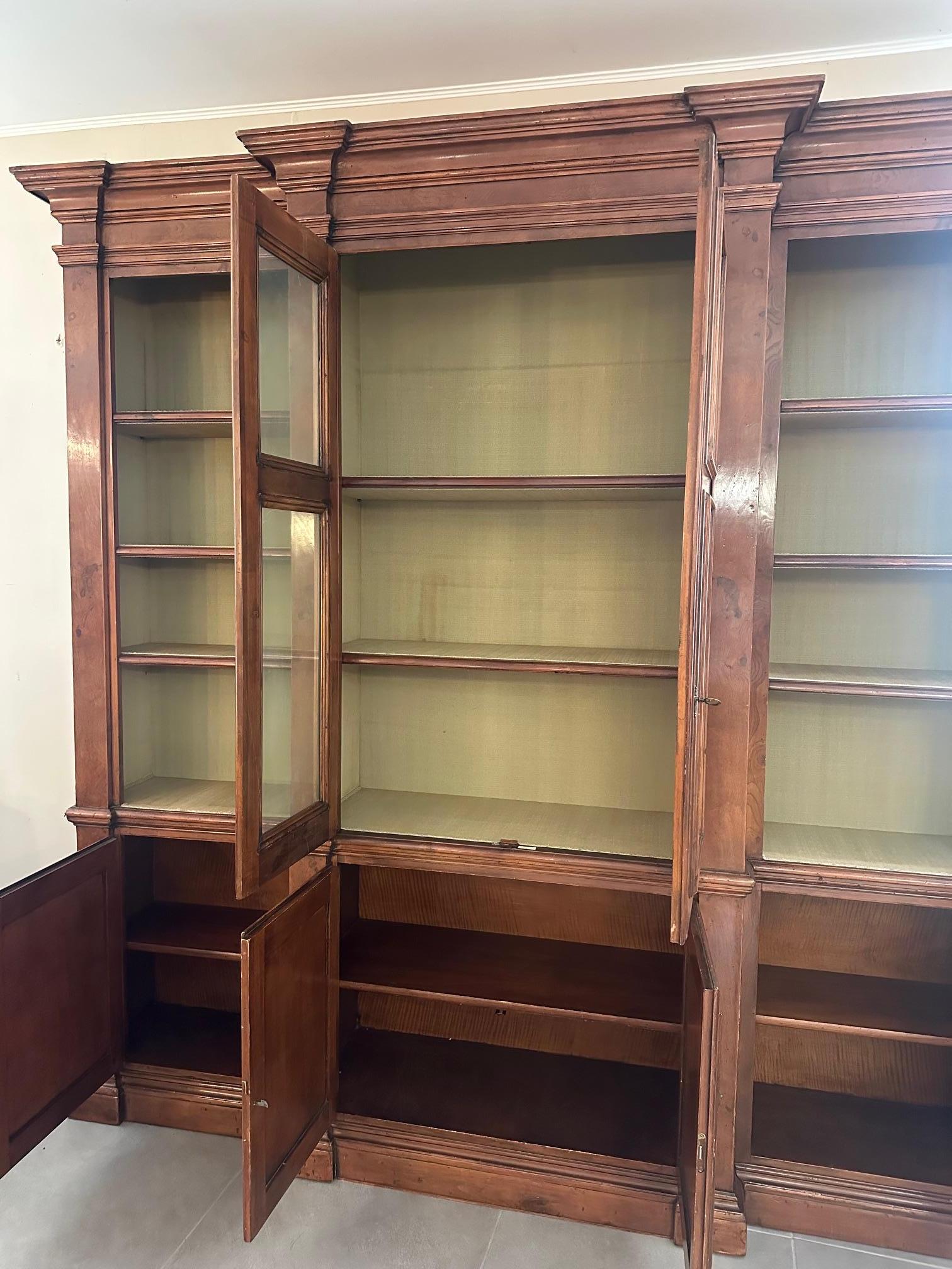 Biblioteca francese in noce e vetro del XX secolo, anni '80 in vendita 7