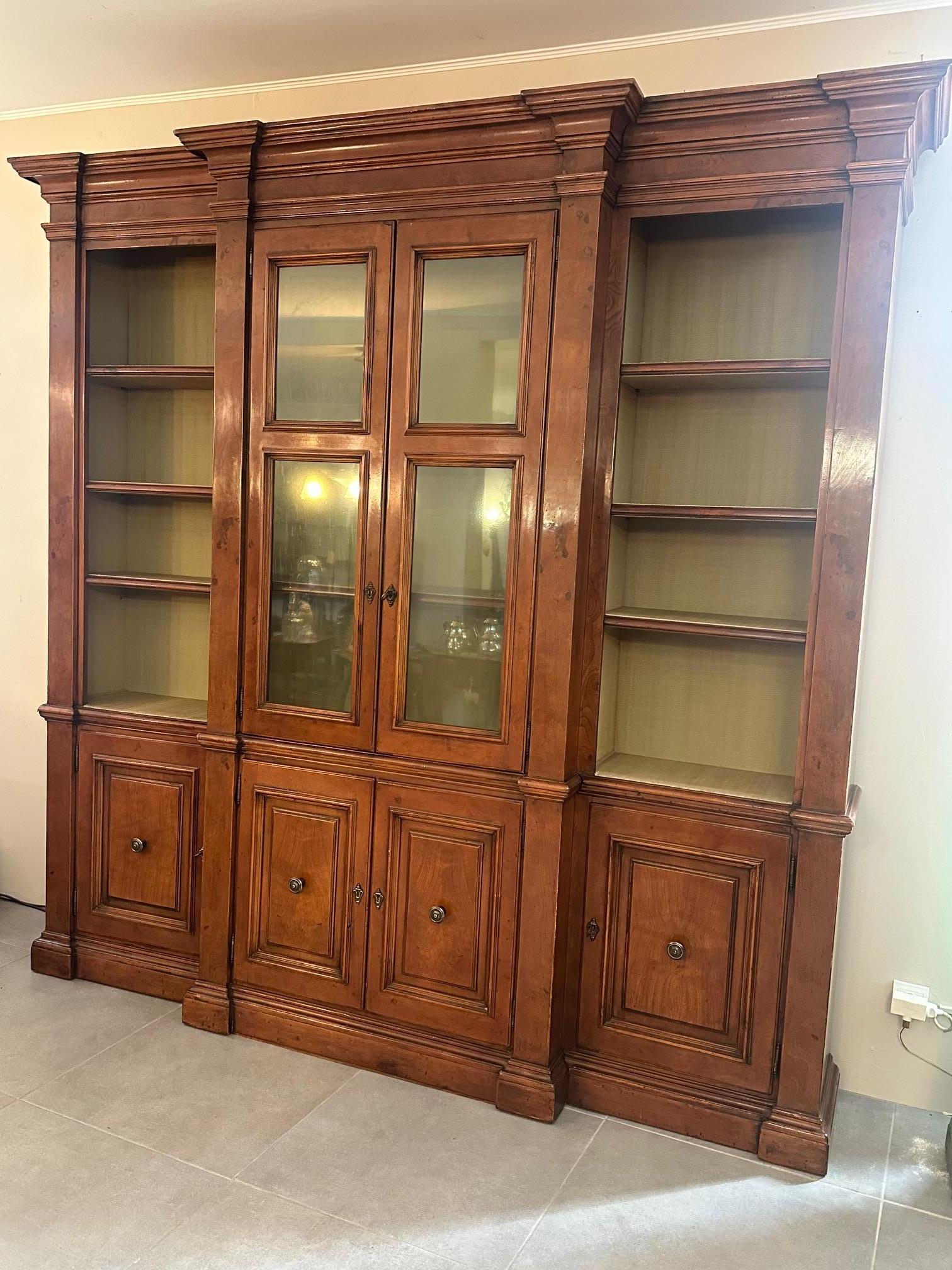 Bellissima libreria in noce realizzata in tre parti in buone condizioni. La parte centrale è dotata di ante in vetro e le due parti laterali offrono diversi ripiani rimovibili. Il fondo è rivestito con tessuto verde e una treccia di finitura.
Ottima