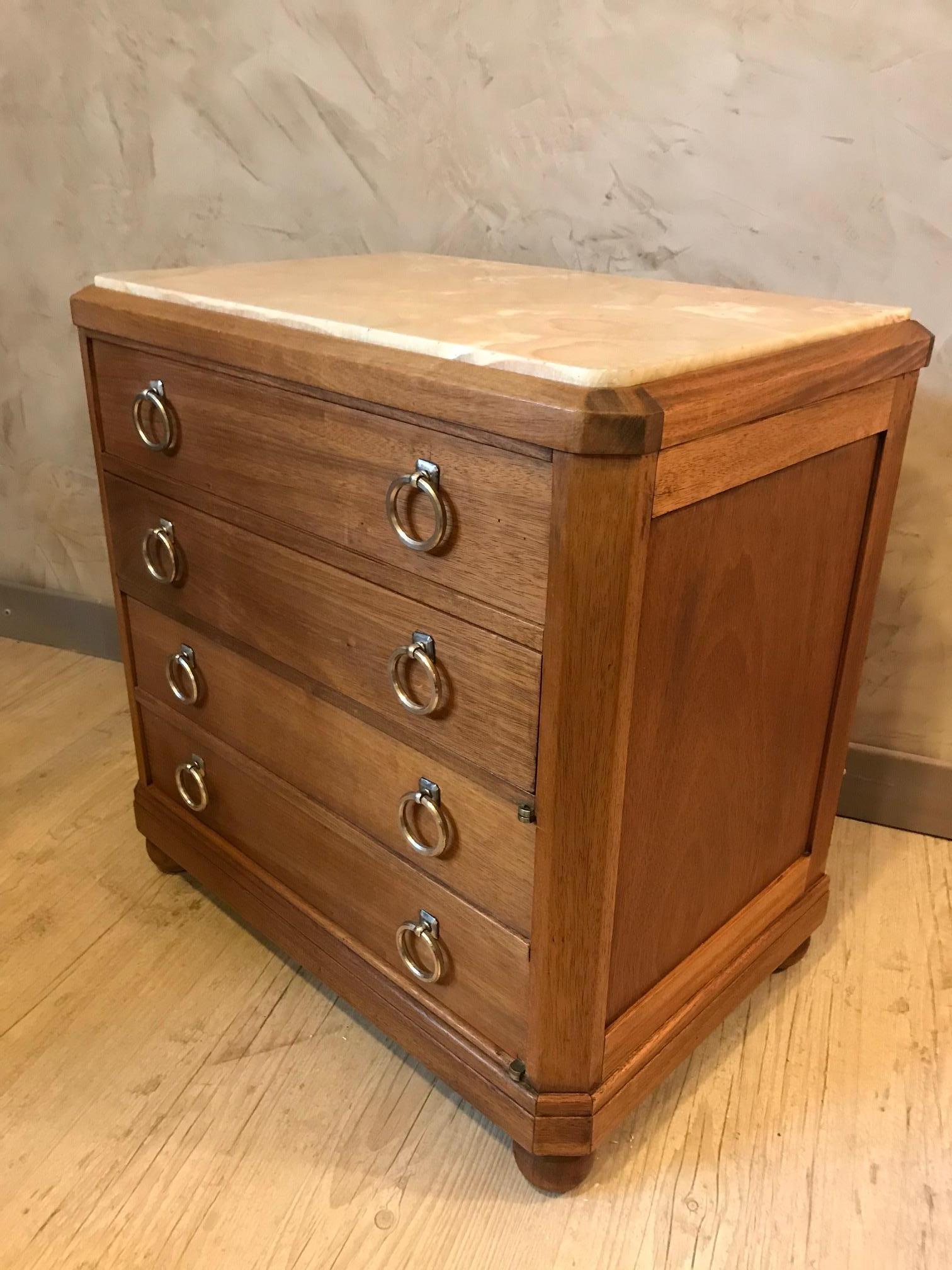Bellissima commode francese in noce e marmo del XX secolo, risalente agli anni Quaranta.
Piano in marmo rimovibile. Due cassetti reali e un'anta imitano altri due cassetti.
Maniglie in ottone.
Ottima qualità.