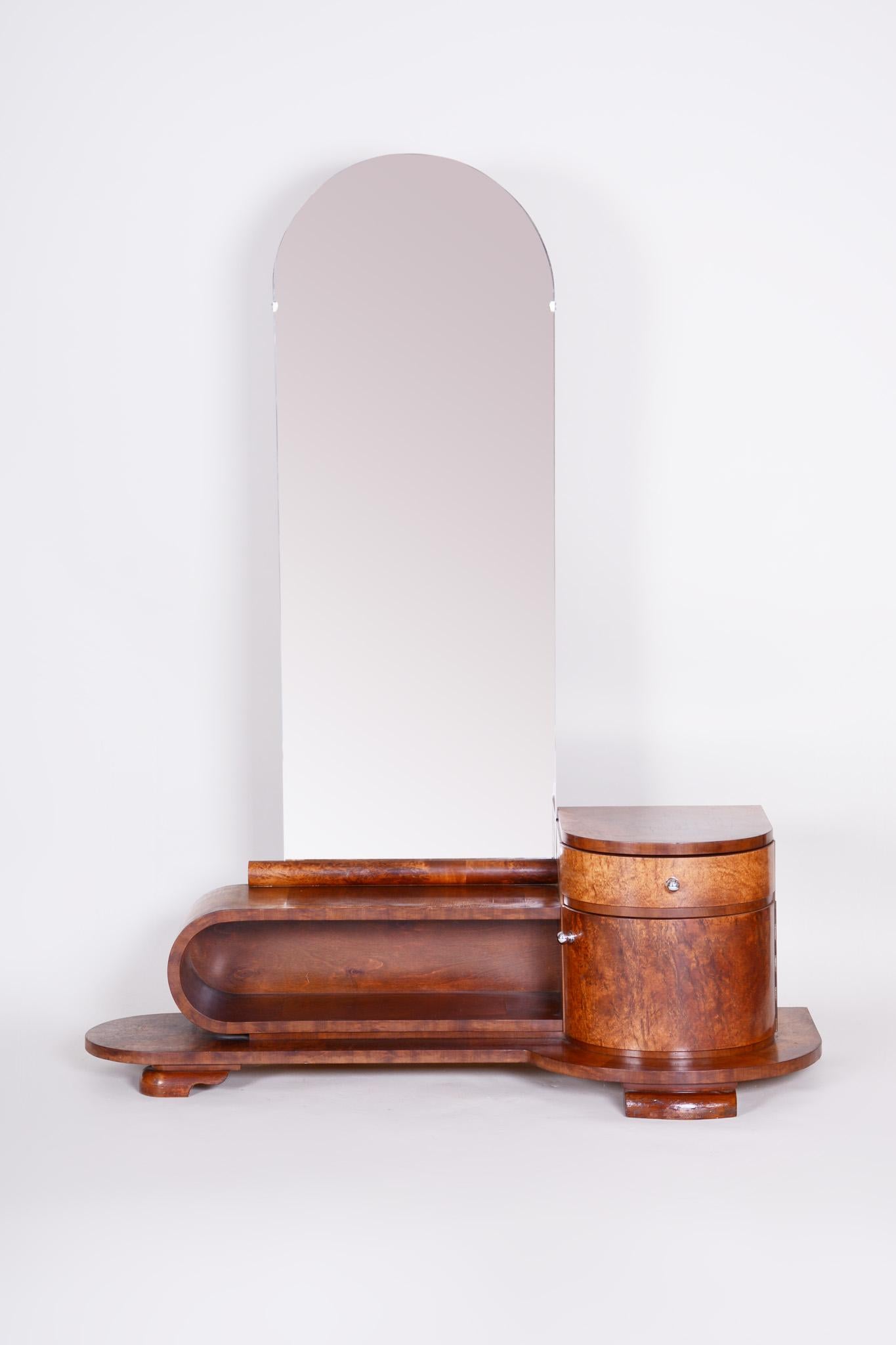 Art Deco mirror
Period: 1920-1929.
Material: Walnut.
Completely restored and the surface was made by lacquers to half mate.





   