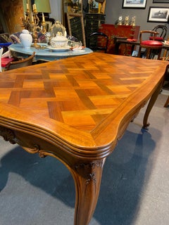 20th Century French Walnut Hand Curved Dining Table in the Style of Louis XV