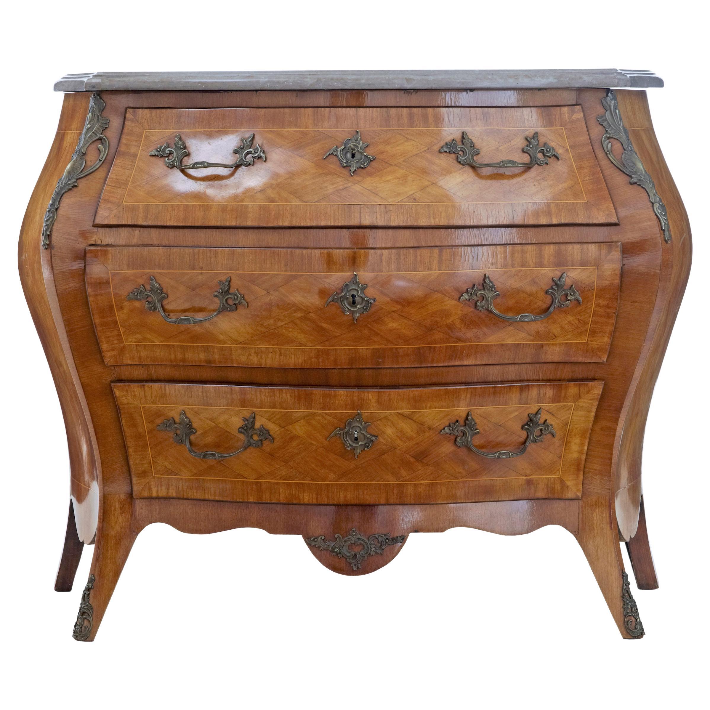 Commode de style classique français avec tiroirs et dessus en marbre