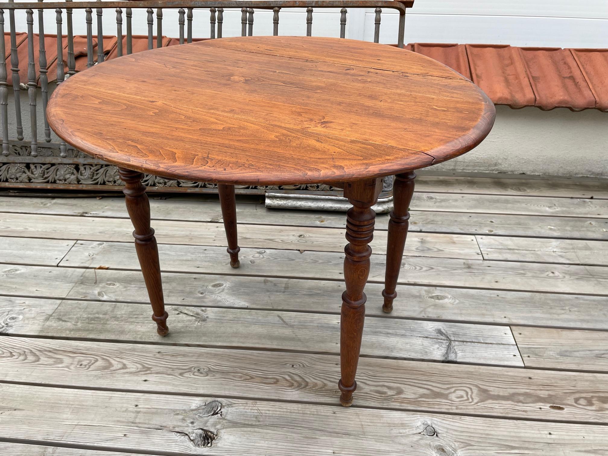 20th Century French Walnut Opening Table In Good Condition In LEGNY, FR