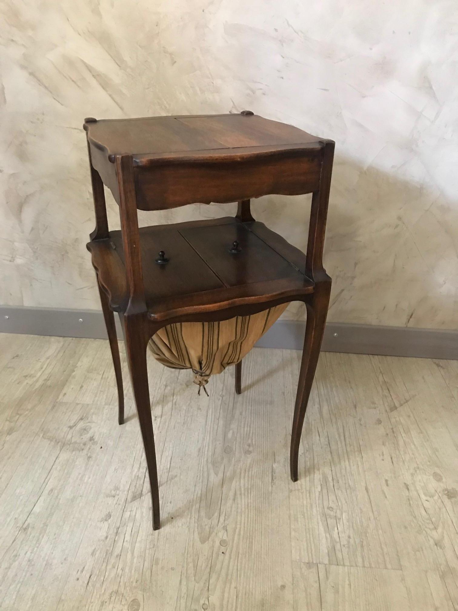 Very nice 20th century French walnut sewing table from the 1920s.
Opening on the top to show multiple storage compartment. Also opening on the bottom to put all the sewing things in the fabric compartment.
Nice quality and condition.