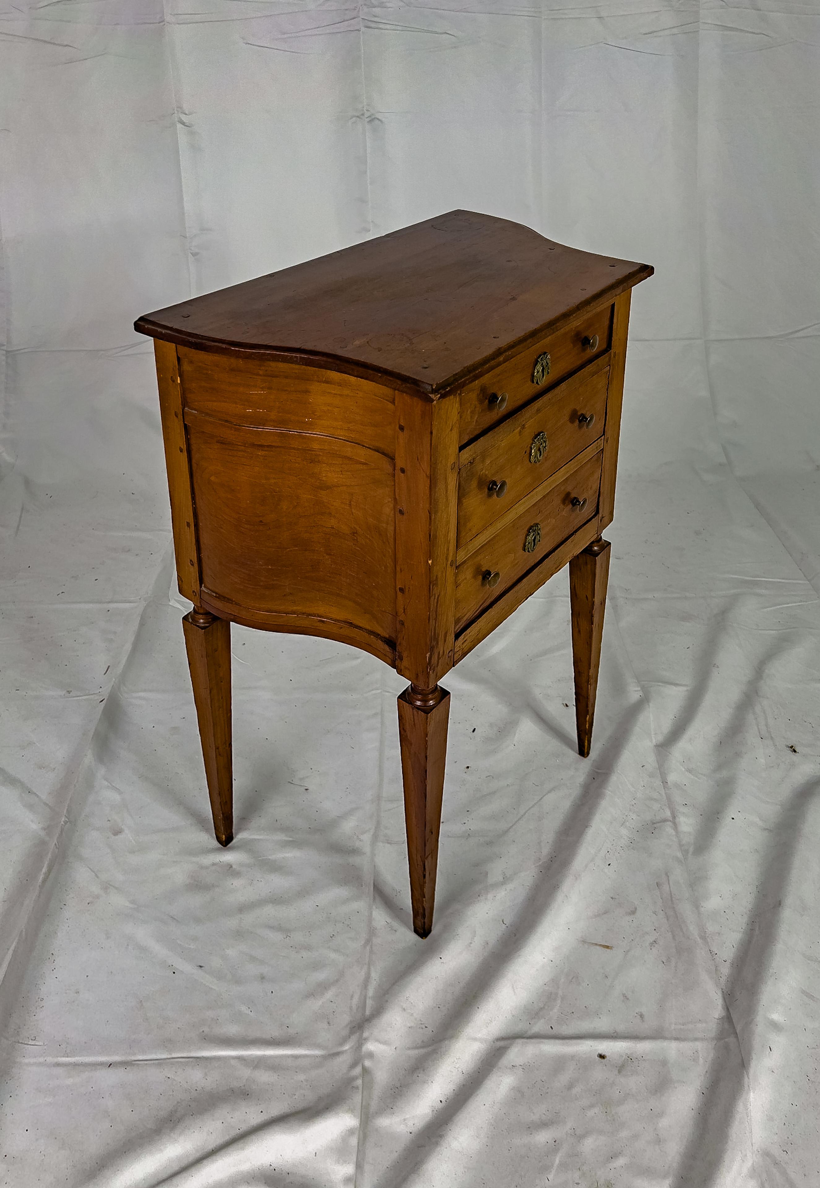 20th Century French Walnut Side Table In Good Condition For Sale In Houston, TX
