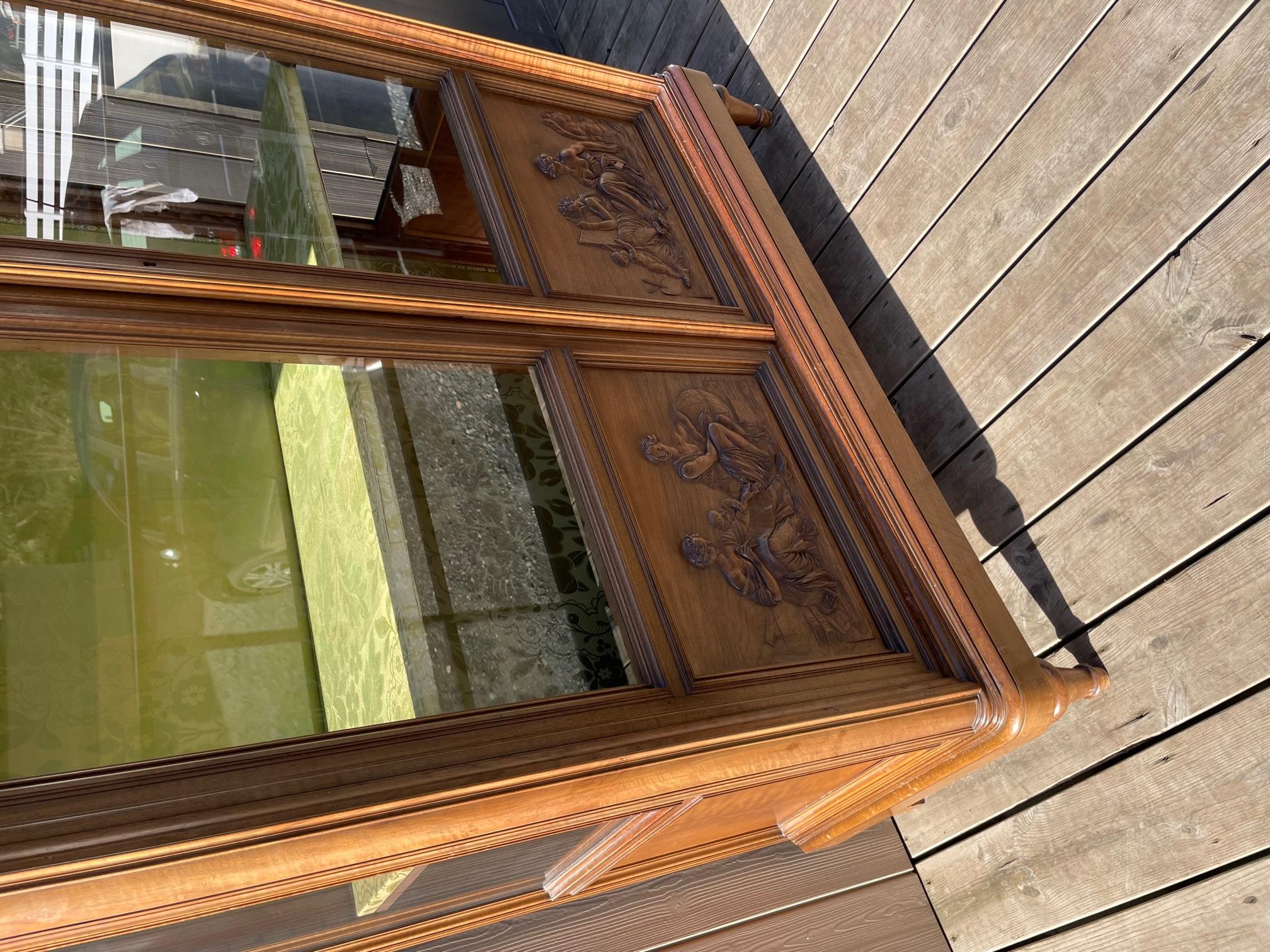 20th Century French Walnut Vitrine with Shelves, 1925s In Good Condition For Sale In LEGNY, FR
