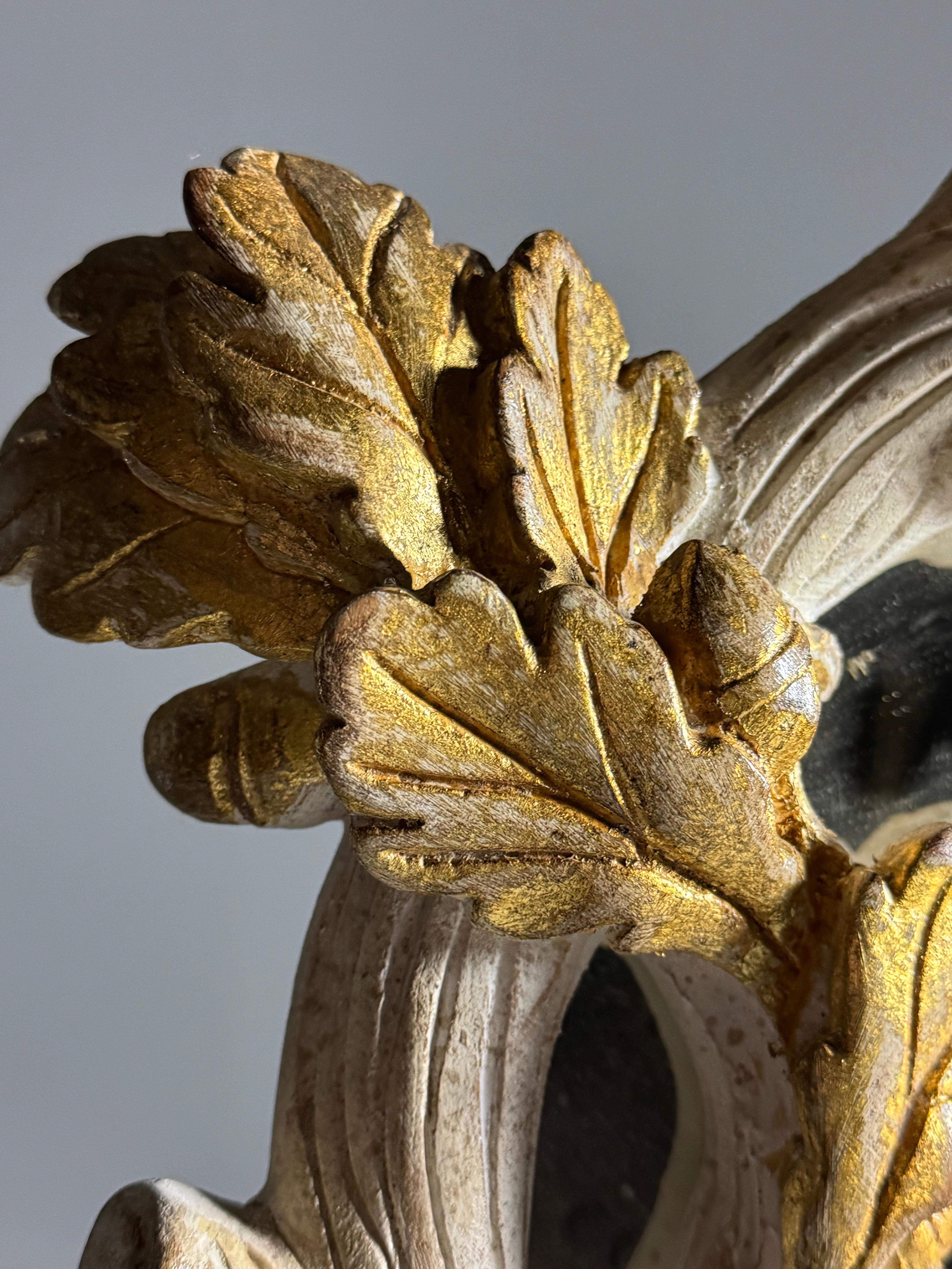 Specchio francese intagliato bianco e oro del XX secolo in vendita 4