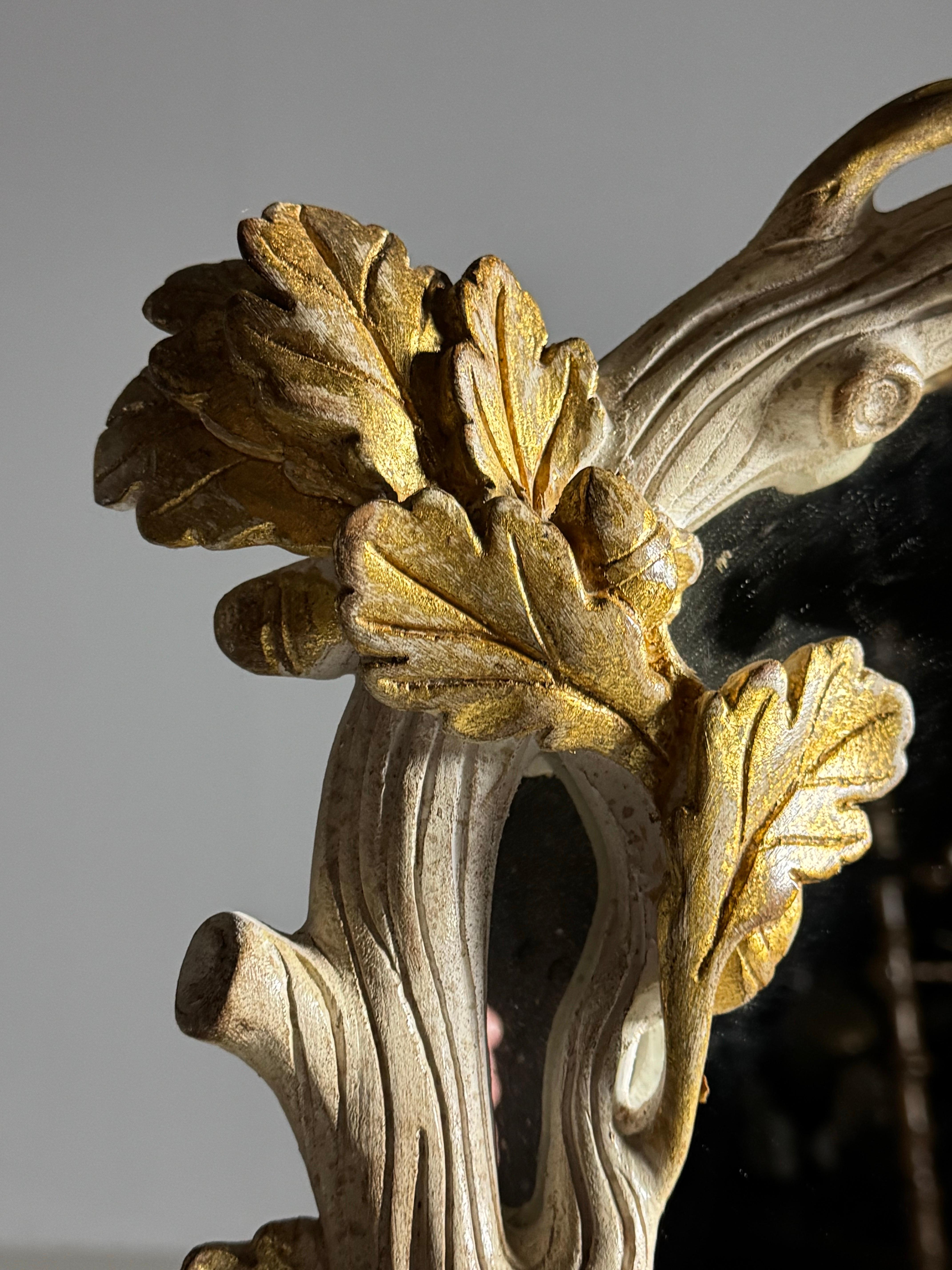 Classico specchio francese di grande formato. Cornice in legno tinto interamente con foglie. Di colore bianco e oro. Metà del XX secolo.
In ottime condizioni.

Dimensioni: 110W x 130H x 9D