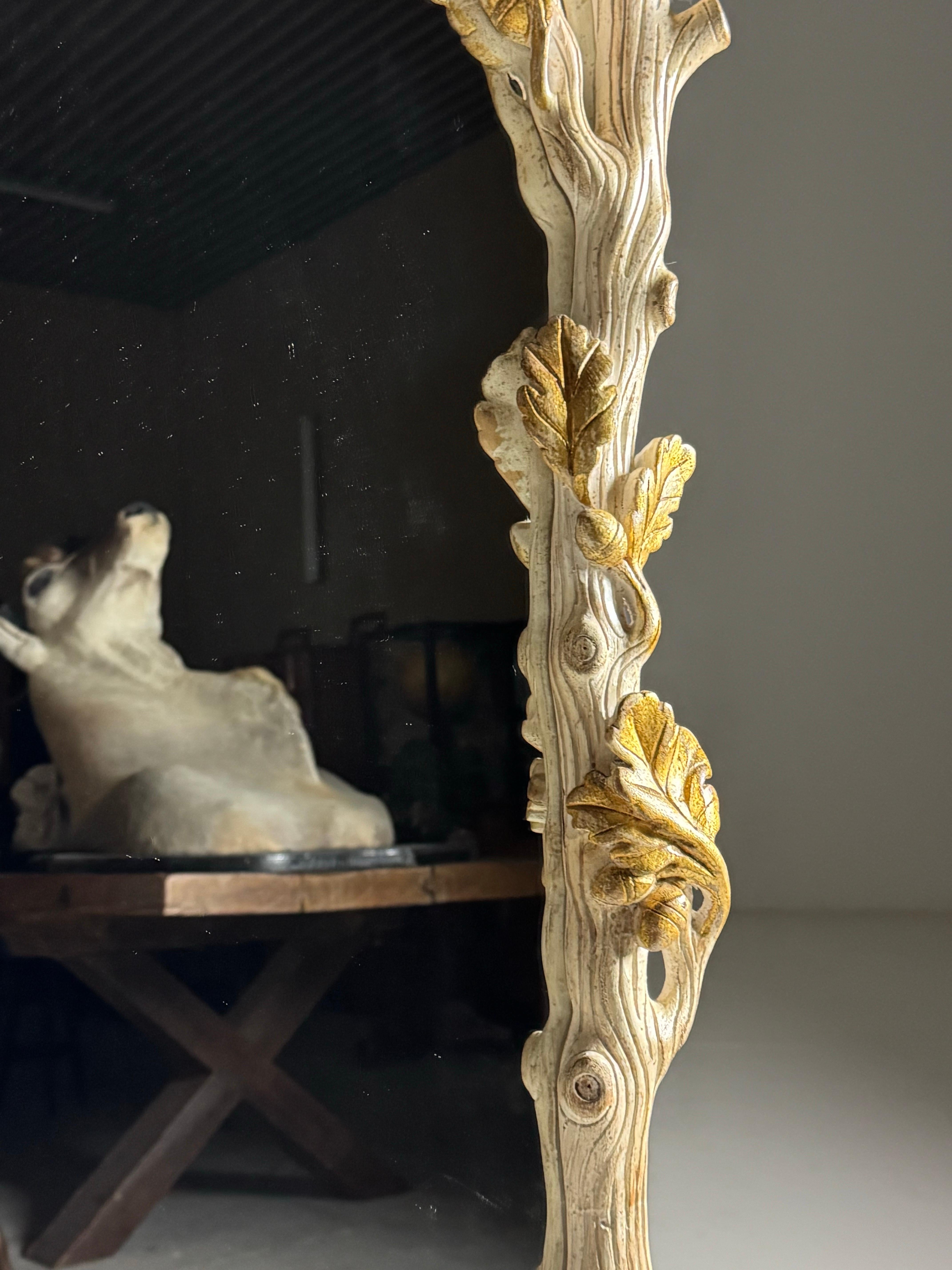 Specchio francese intagliato bianco e oro del XX secolo In condizioni buone in vendita a MILL, NL